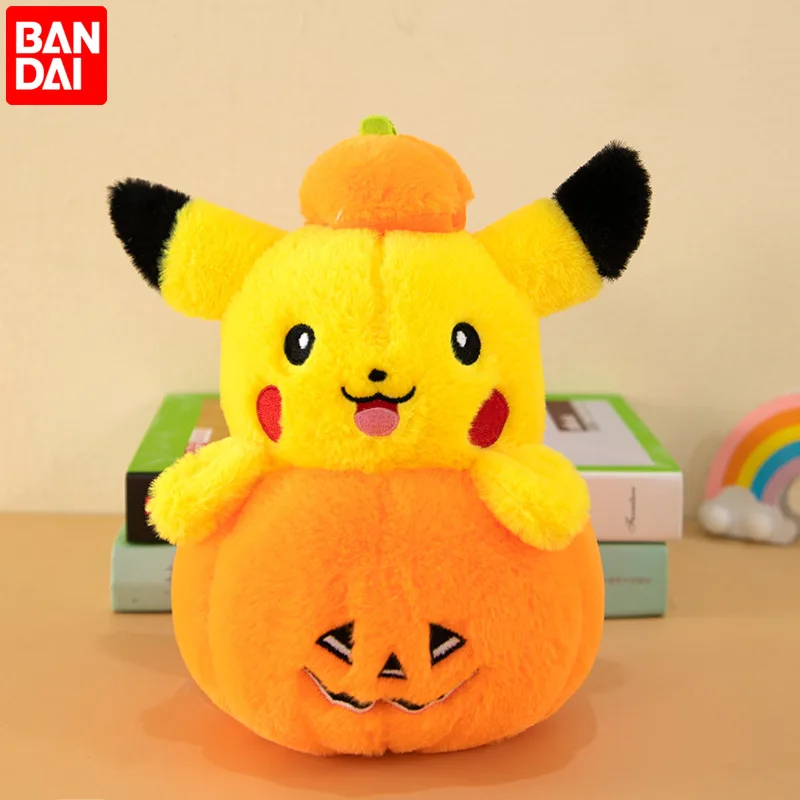 バンダイ-かわいいピカチュウぬいぐるみ、ハロウィーンのカボチャ、ぬいぐるみ、カワイイスローピロー、家の装飾、素敵なギフト、20cm