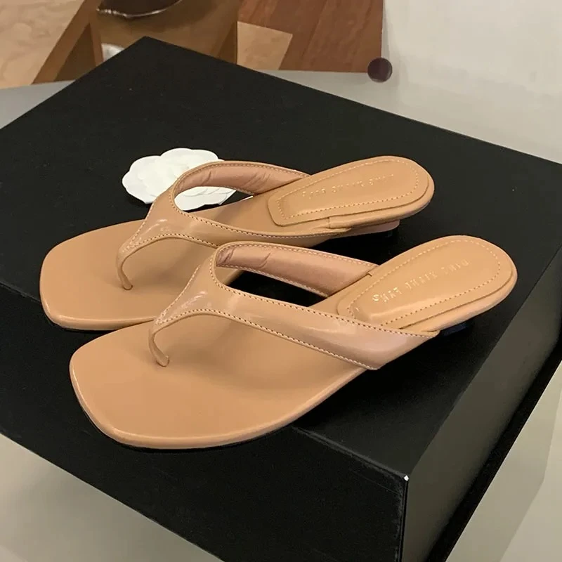 

Женские шлепанцы-вьетнамки на танкетке, лето 2026, с узким ремешком, пляжные сандалии, женские слайды, нескользящие, удобные, повседневные женские тапочки