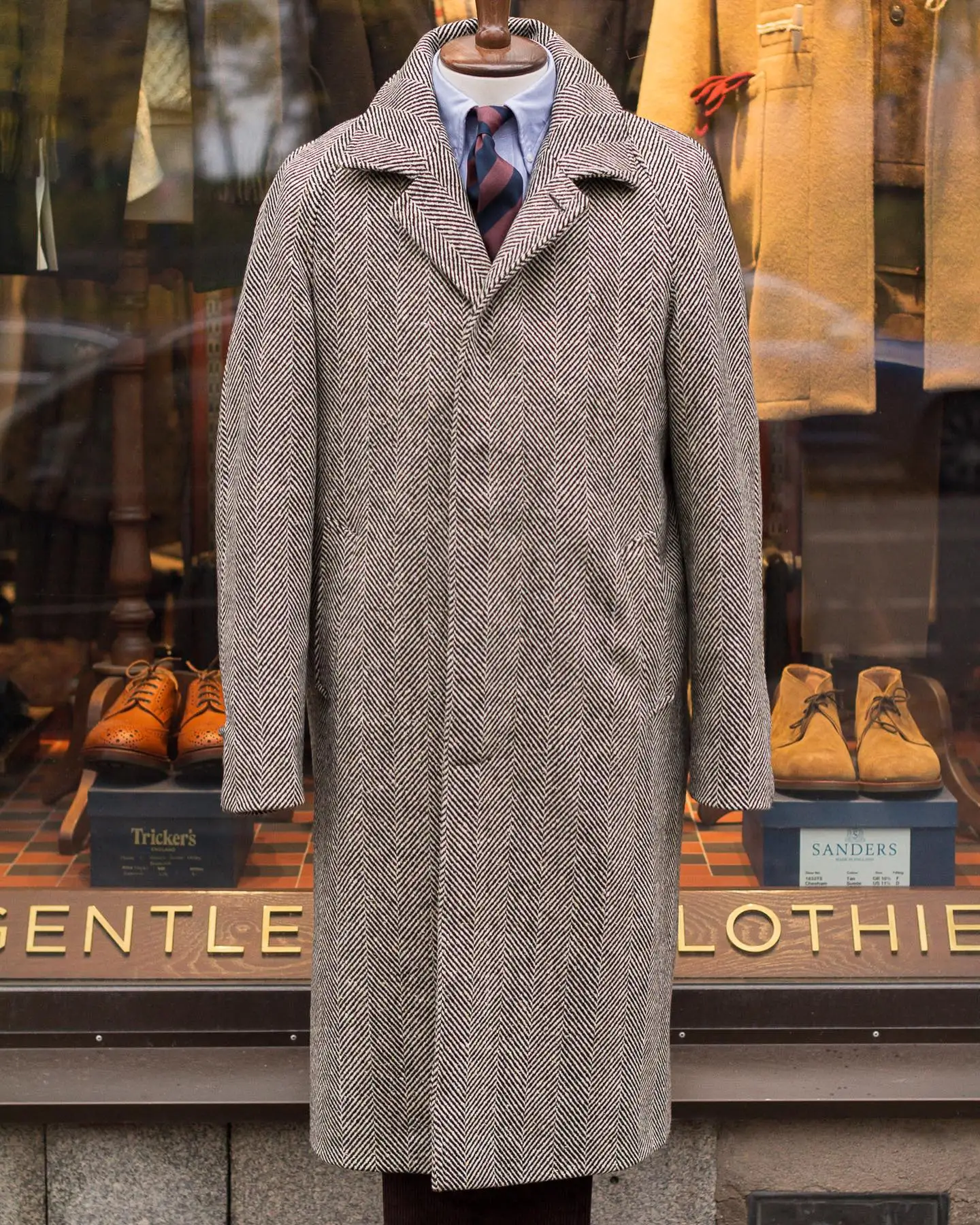 Męska kurtka w stylu klasycznym z wzorem w jodełkę, dopasowany krój, kołnierz z klapami, idealna na wesele lub studniówkę.