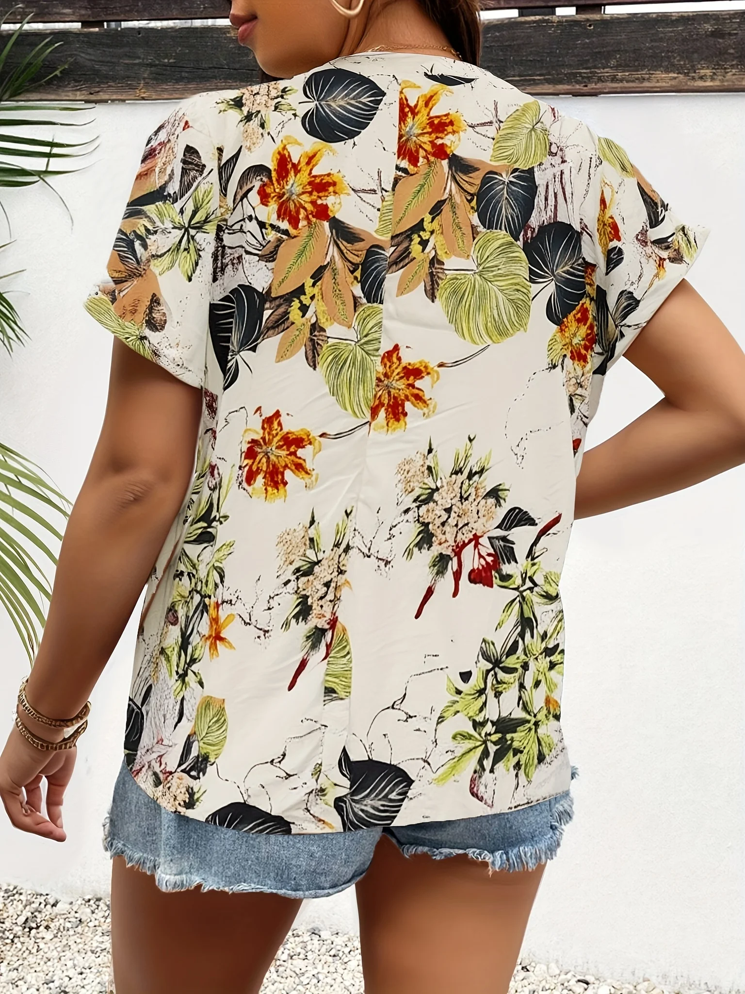 Large Size Women's Breathable Retro Printed Plant Leaf Short-Sleeved V-Neck Button Loose Shirt for Spring and Summer Beach