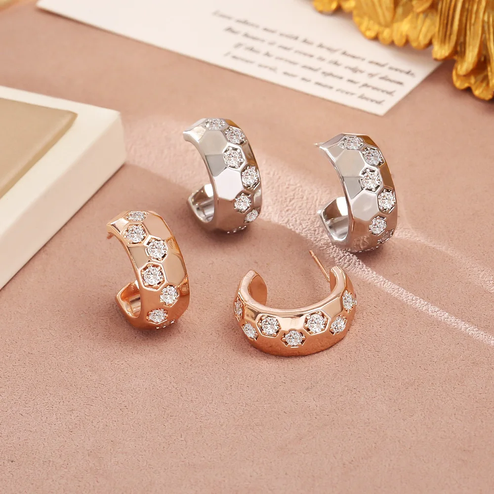 

Fashionable and exquisite C-shaped earrings, high-end silver needles, personalized metal niche cold style earrings, earrings
