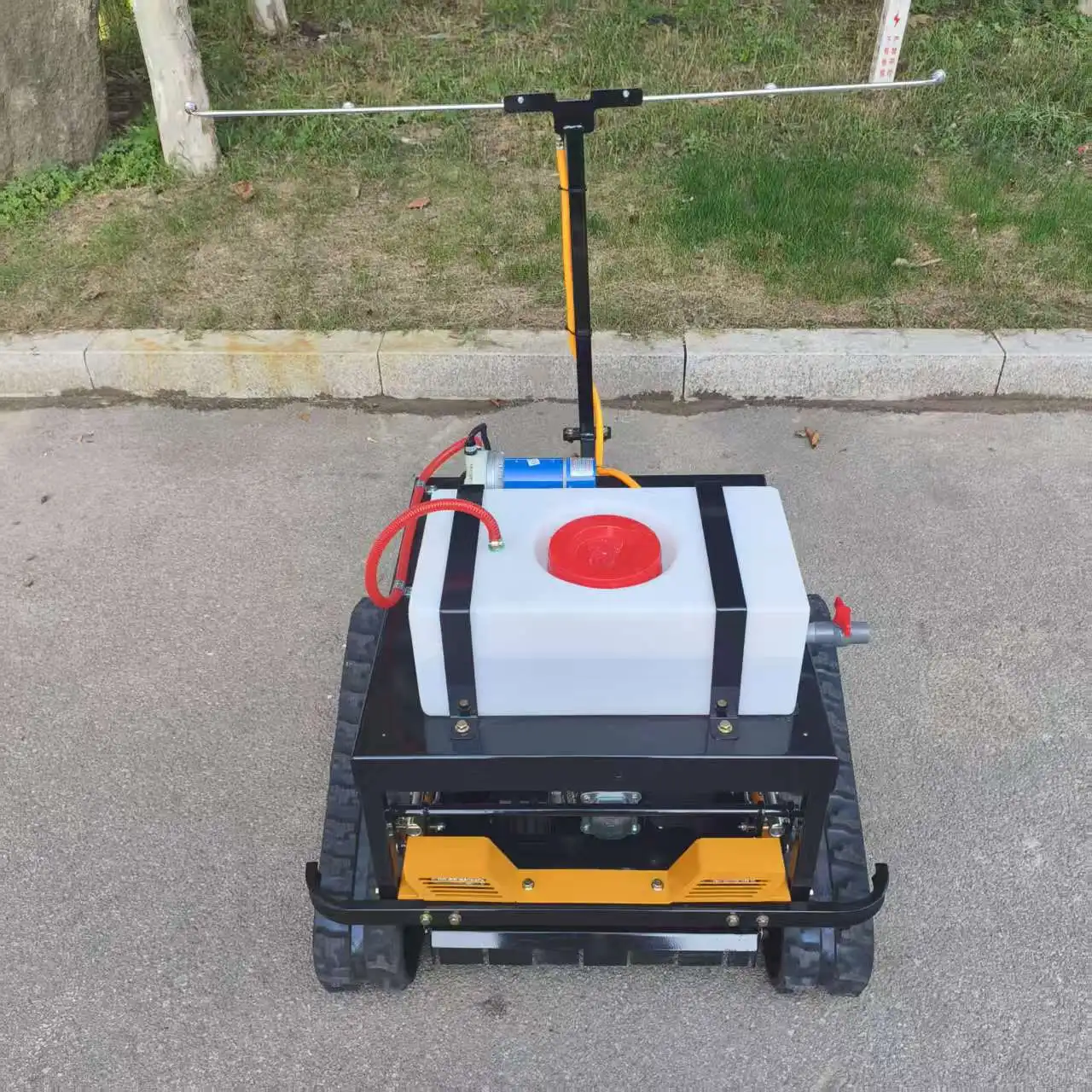 Afstandsbediening voor het optillen en verlagen van grasmaaier met een snijbreedte van 500 mm en een spuitapparaat van 30 liter