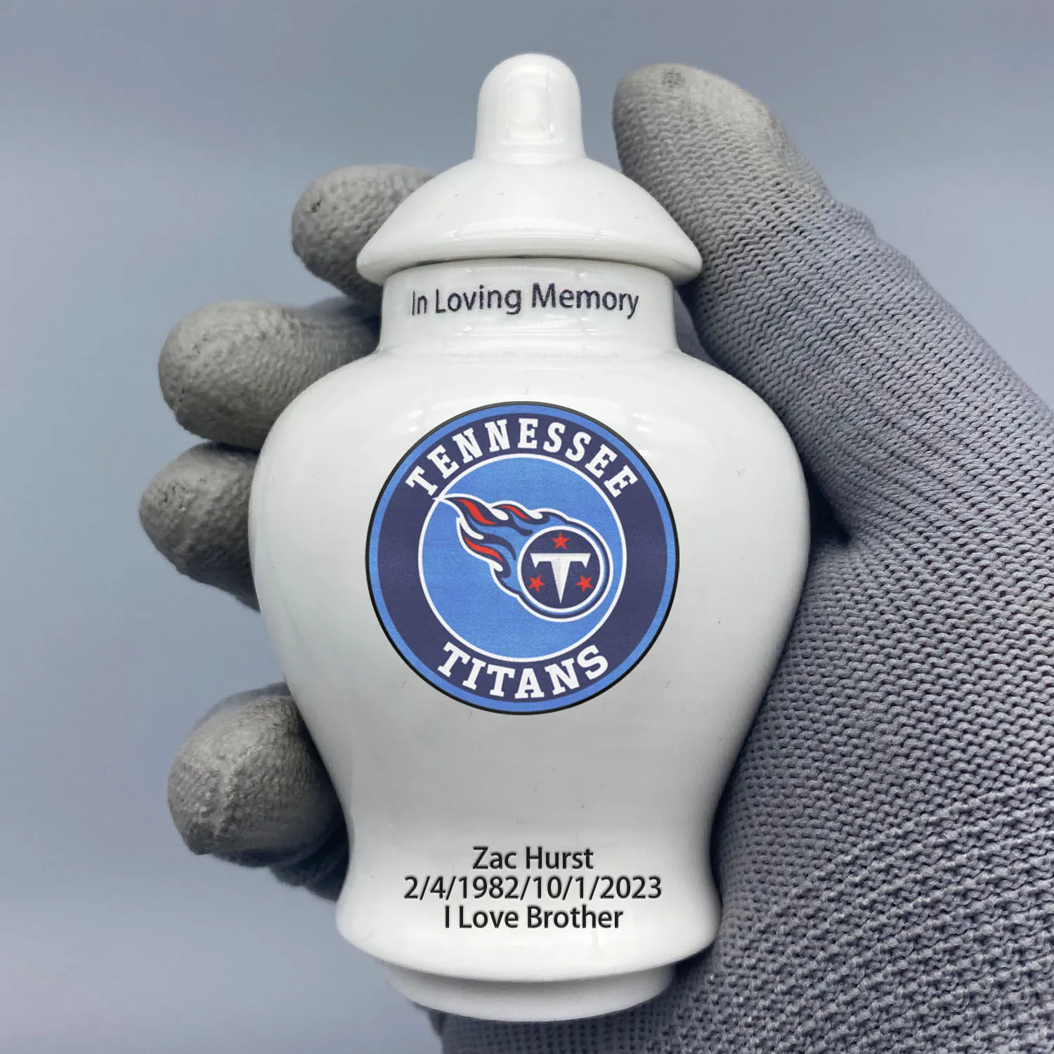 

Mini Urn for Tennessee Titans-themed Logo Custom Urn.Send me the name/date you want to appear on the urn by Remarks Message.