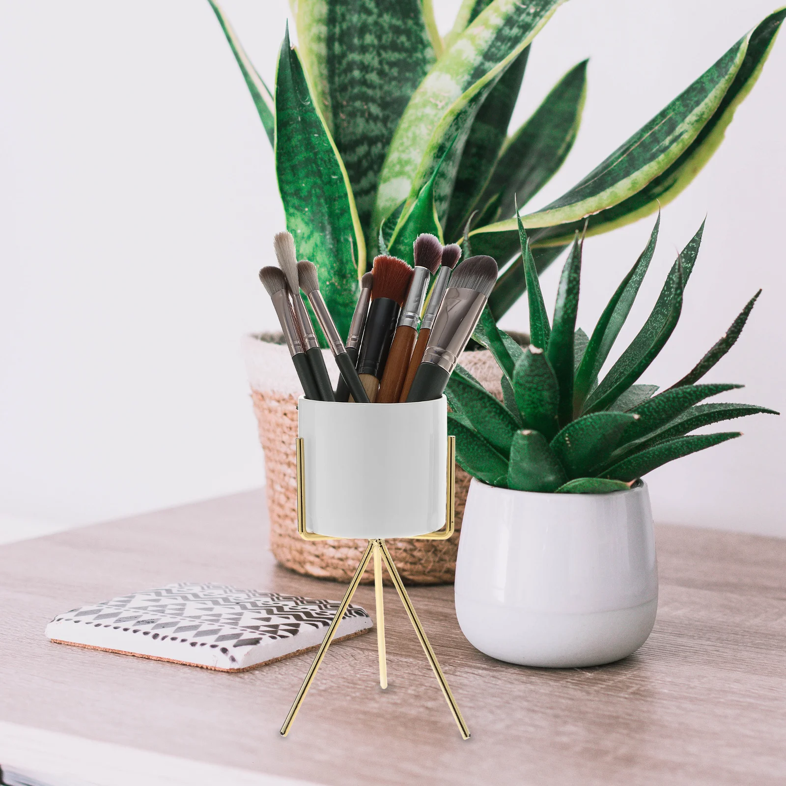 

Tripod Pen Holder Metal Desktop Organizer Makeup Brush Stationery Container Durable Multi-Functional Desk Accessory