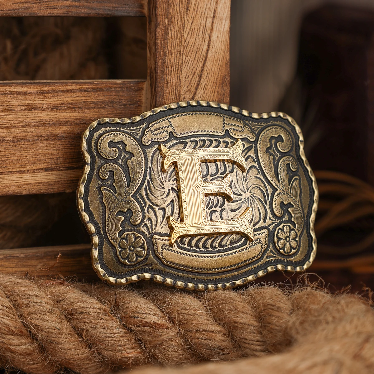 مشبك حزام على الطراز الغربي مصنوع من مادة معدنية، مع مشبك حزام قديم وإبزيم واحد بأحرف منقوشة