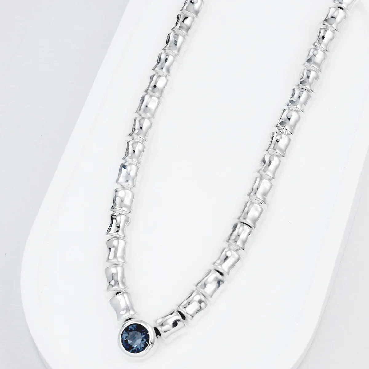 2025 Nuevo nudo de bambú de diseño de nicho de España con sensación de alta gama de diamantes, collar de lujo personalizado y versátil