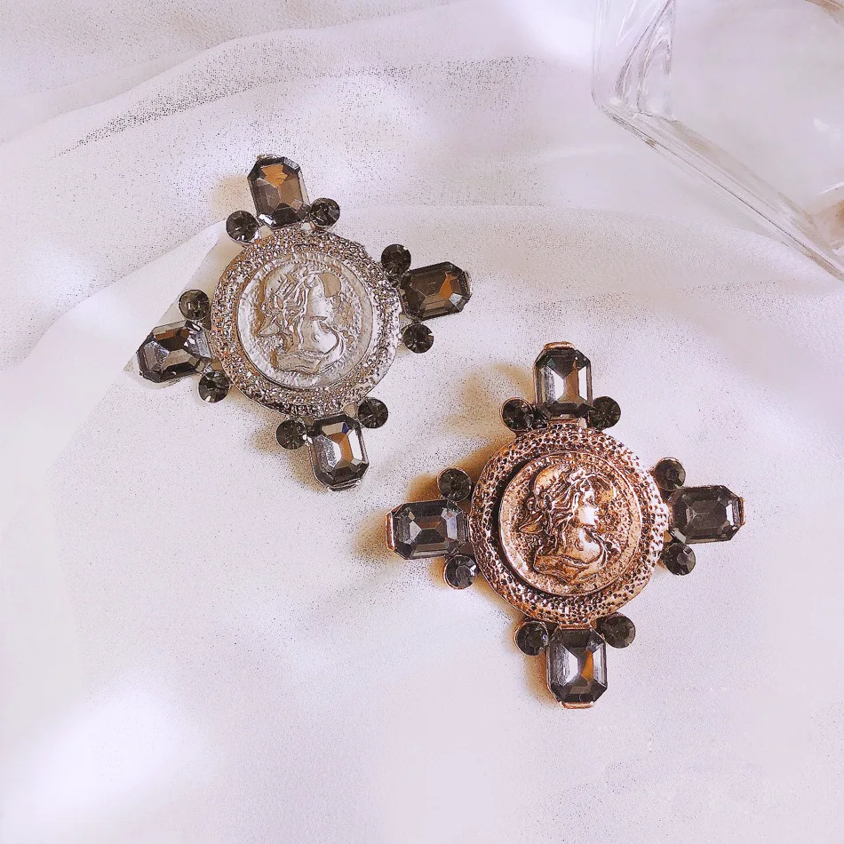 Creative Fashion Relief Vintage Brooches For Women Female Cross Baroque Palace Crystal Badges Clothing Coat Exquisite Brooch Pin