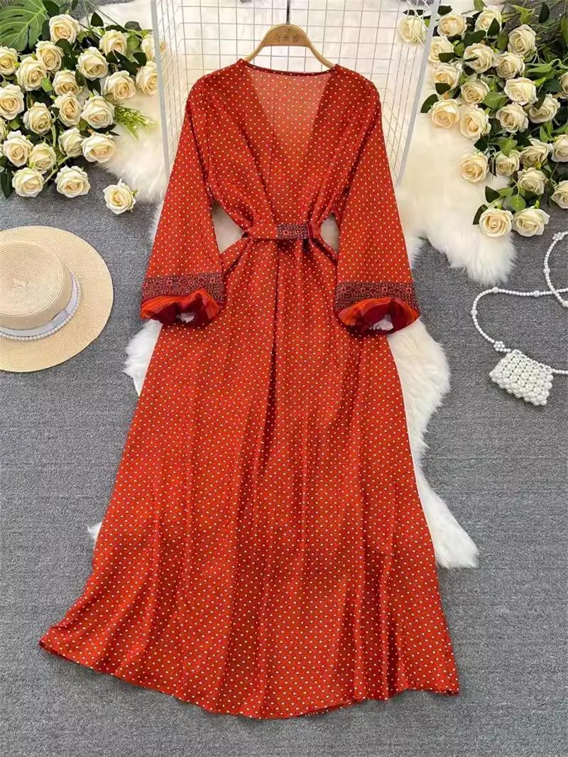 Modische Wüste rot exotisches Kleid für Frauen Frühling Sommer rot schlank V-Ausschnitt A-Linie gedruckt Strand urlaub langes Kleid z4514