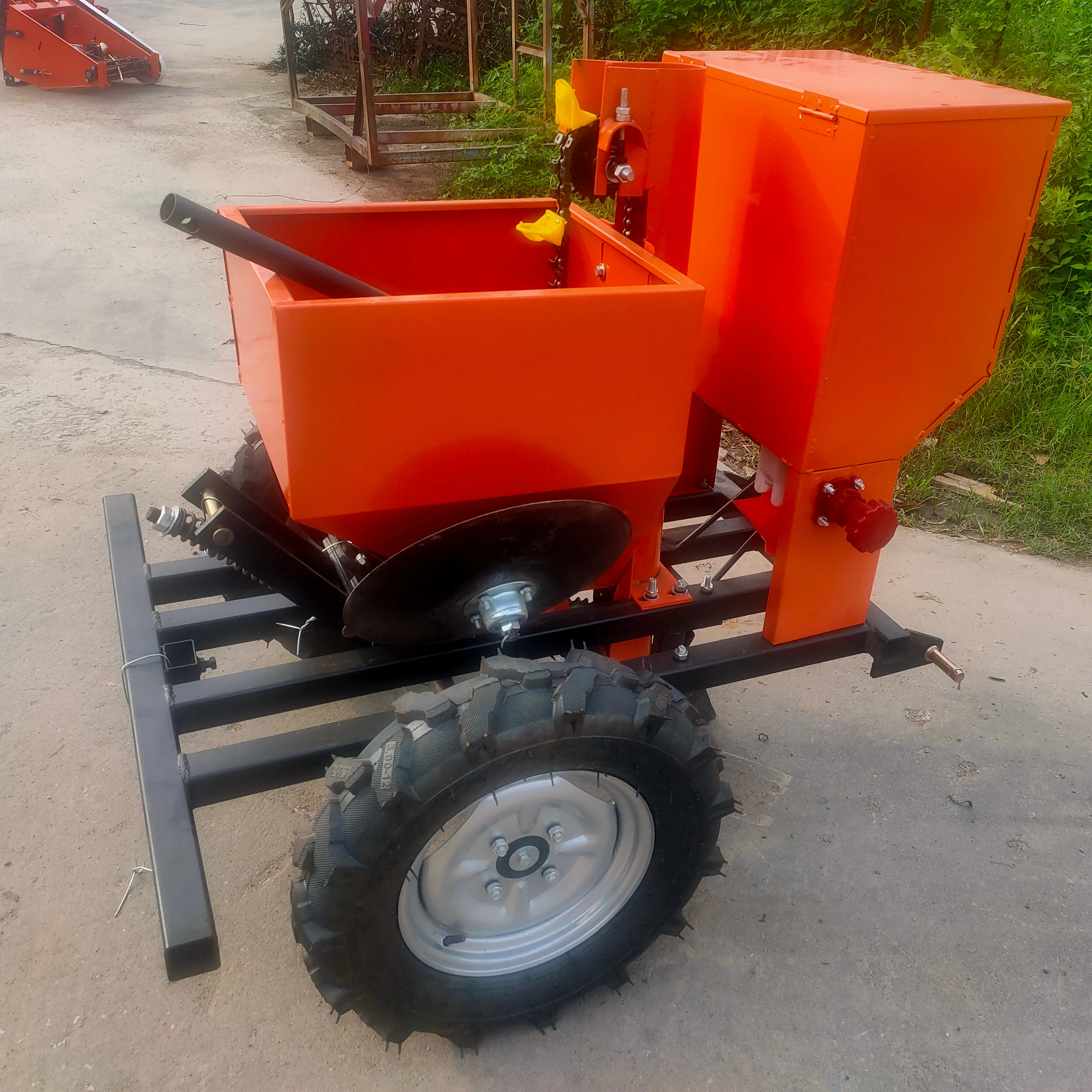 

Tractor 2 Rows Potato Seeder Planter Machine for Planting Potatoes Price