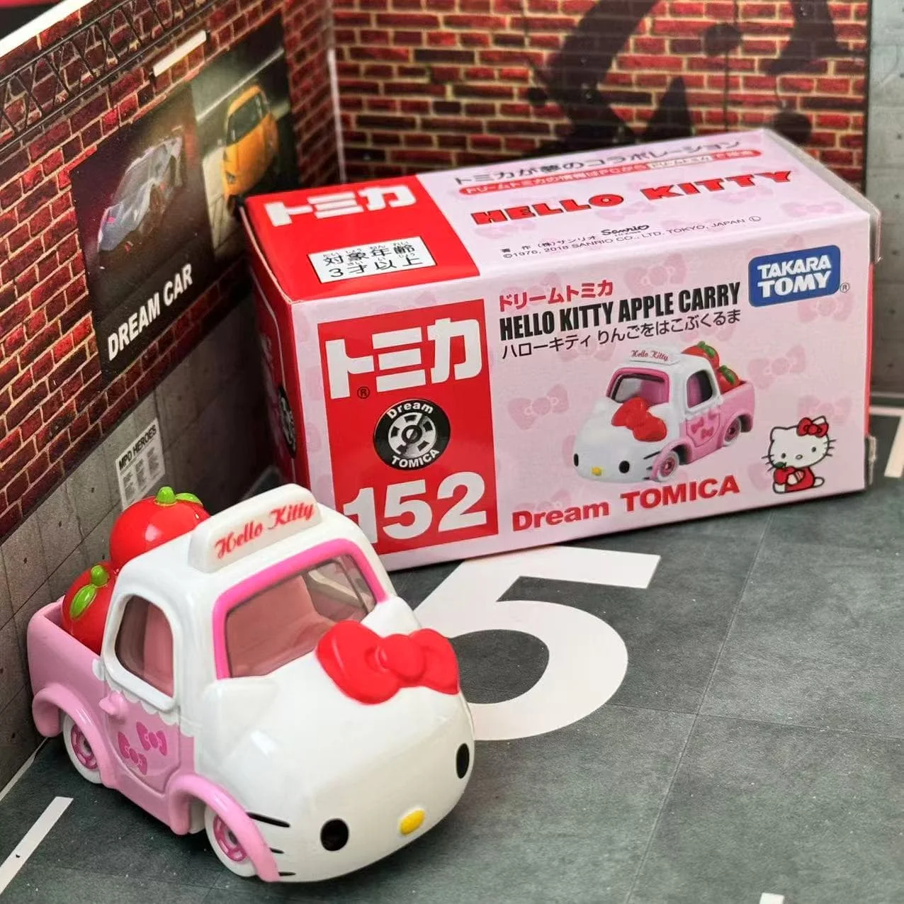 Takara Tomy Tomica rêve Tomica n° 152 Hello Kitty Apple Carrier alliage jouets véhicule à moteur modèle en métal moulé sous pression pour les enfants