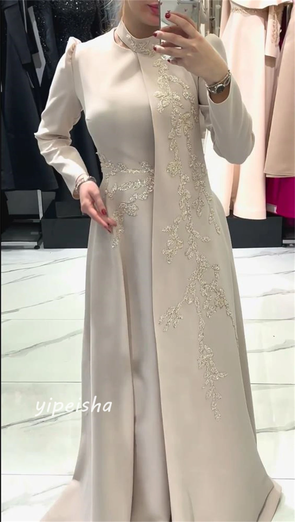 Maßgeschneidertes Jersey-Applikations-Pailletten-Perlenkleid mit Rüschen, A-Linie, hoher Kragen, maßgeschneidertes Anlasskleid, lange Kleider