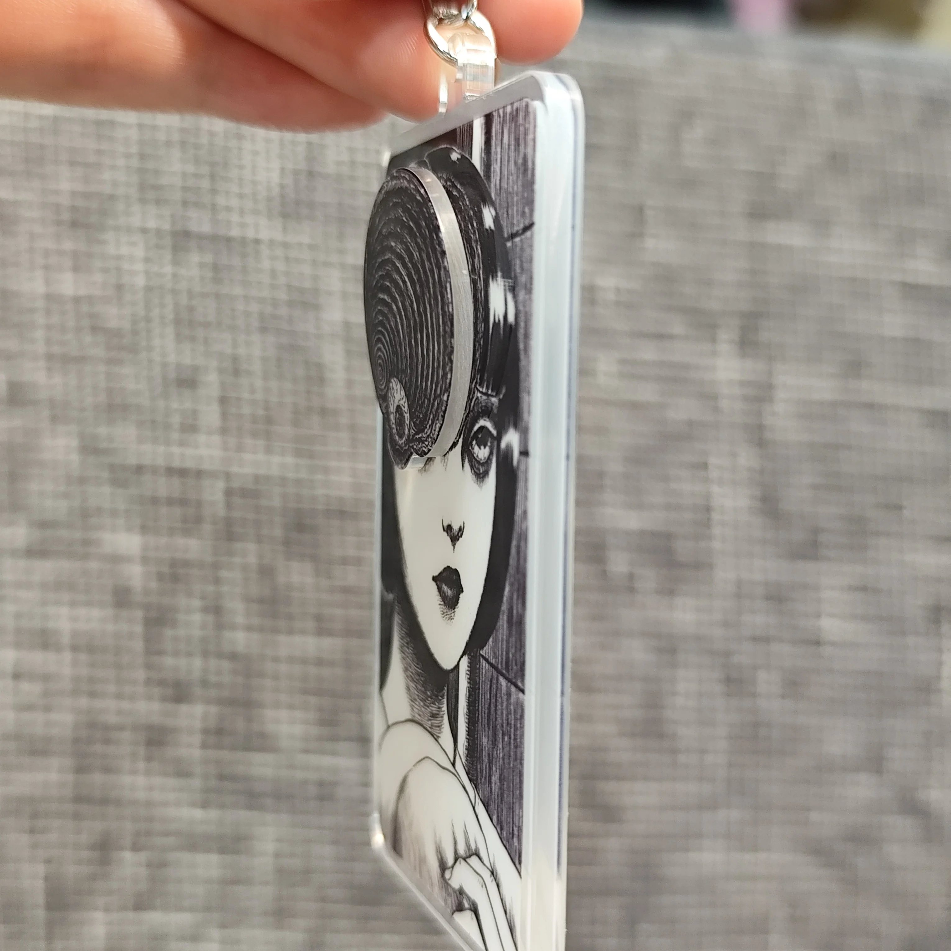 هذه سلسلة مفاتيح مجموعة Junji Ito. يتميز بفن أيقوني، يُظهر شخصيةًا من مانغا الرعب.