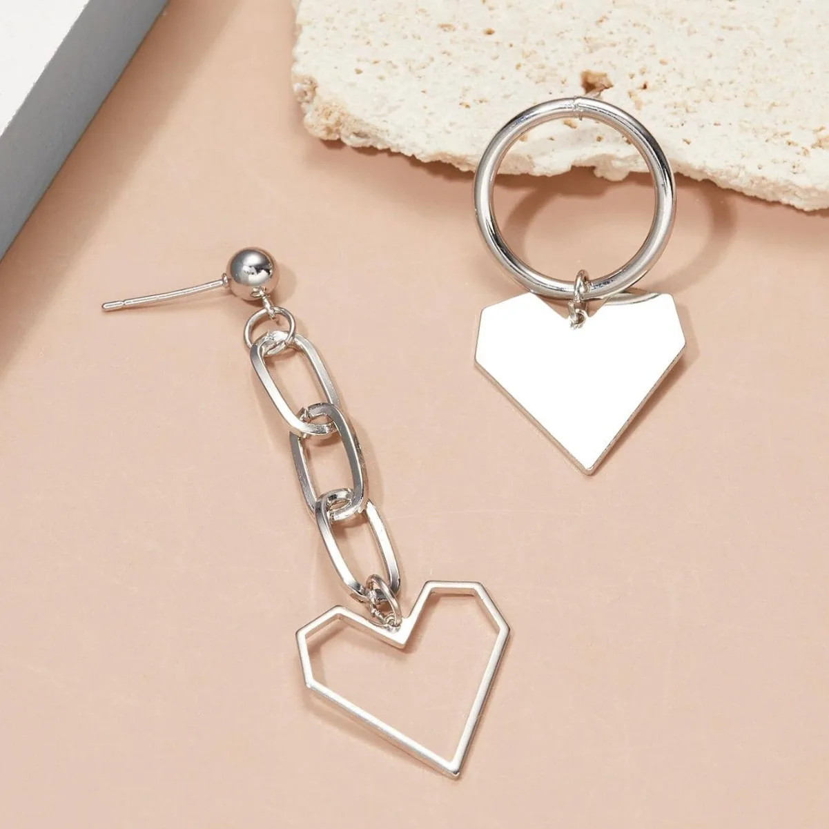 Vintage Personality Simple Metal Love Heart Asymmetry Pendant Earrings for Women   Elegant Heart Shape Earrings Party Jewelry