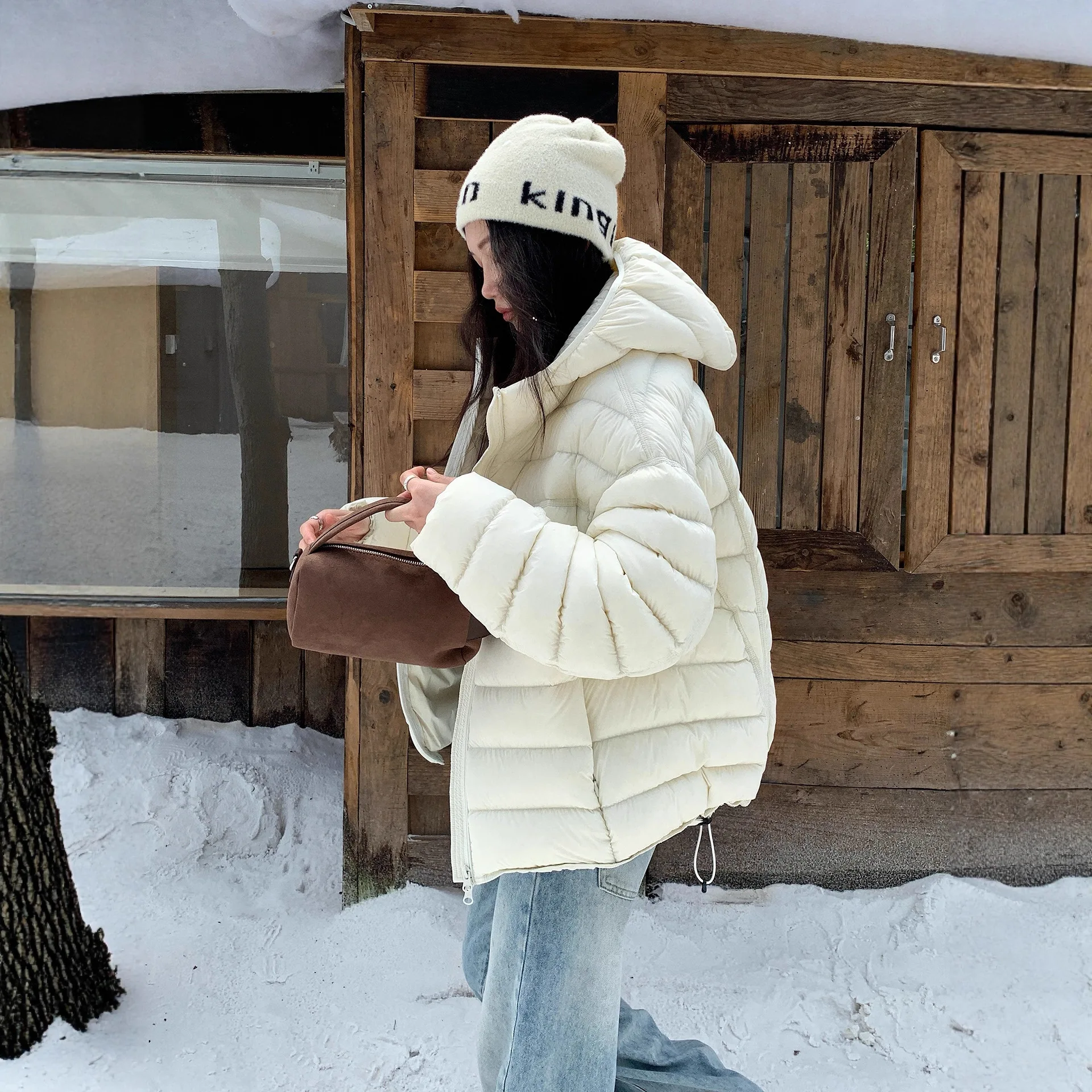 Weiße Entendaunen-Daunenjacke für Damen, gelbe Schweinefleisch-Rippen-Daunenjacke, 2022, Winter, neuer Stil, gut aussehende, leichte, warme, kurze Jacke mit Kapuze für