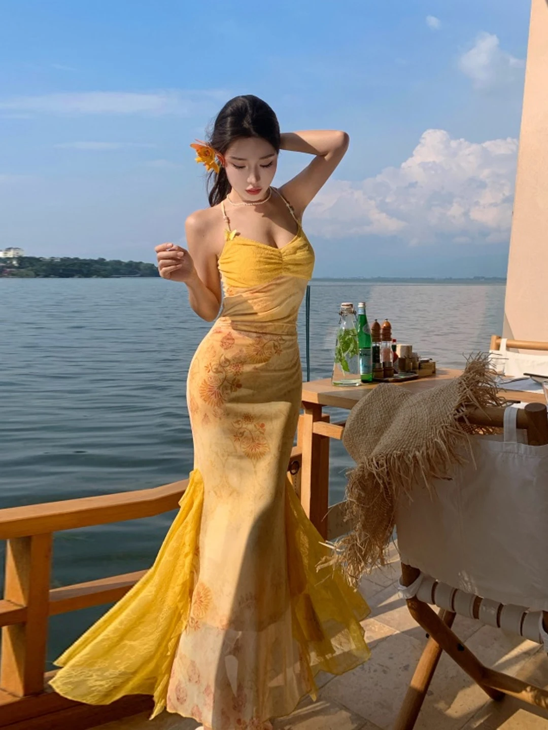 黄色の花柄プリントのマキシ丈ドレス、ビーチバケーションに最適なテーラードフィットのレディースサマーソフトドレス、Sカットシルエットでスリムな印象