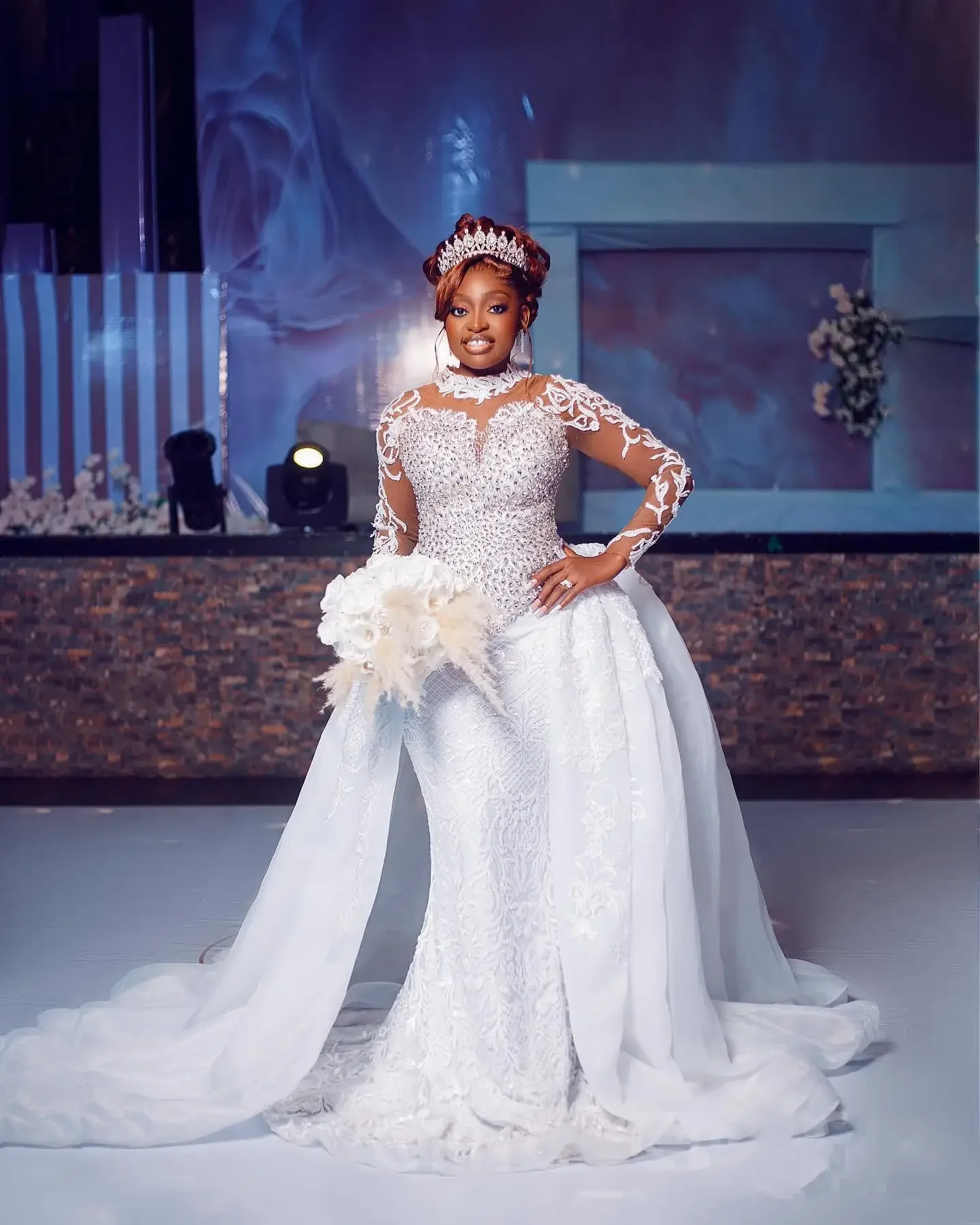 高級麻生海老ホワイトマーメイドクリスタルビーズ女性のウェディングドレスセクシーな透明な袖取り外し可能なブライダルドレスカスタマイズ