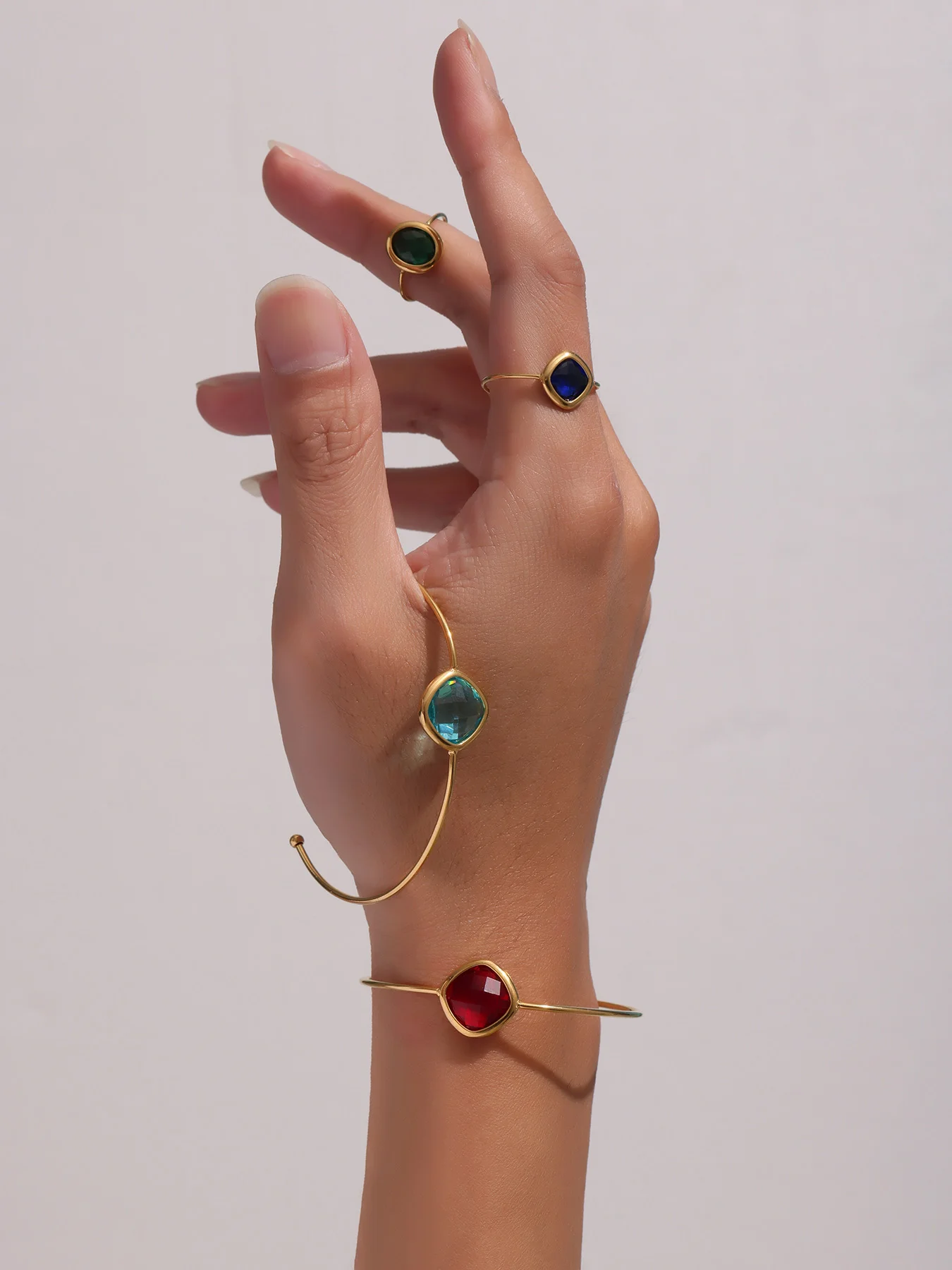 عجلة فيريس سوار بسيط من الفولاذ المقاوم للصدأ للنساء مجوهرات فاخرة مربعة من الزجاج التشيكي المطلي بالذهب والكفة المفتوحة