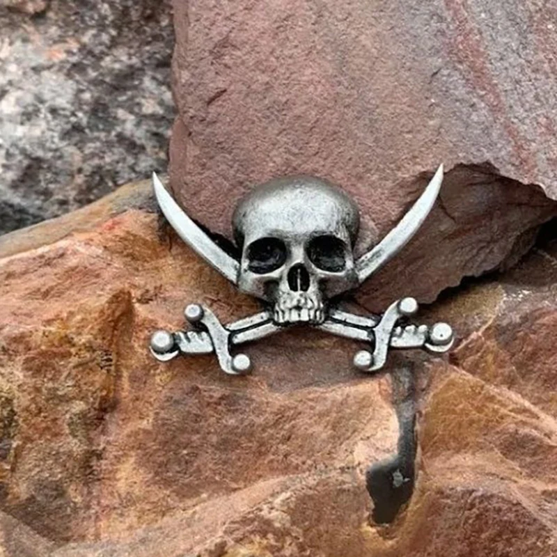 【M】Personalisierte Totenkopf-Kreuz-Broschen für Damen und Herren, Vintage Gothic Metall-Geisterkopf-Abzeichen, Party-Schmuck-Pins