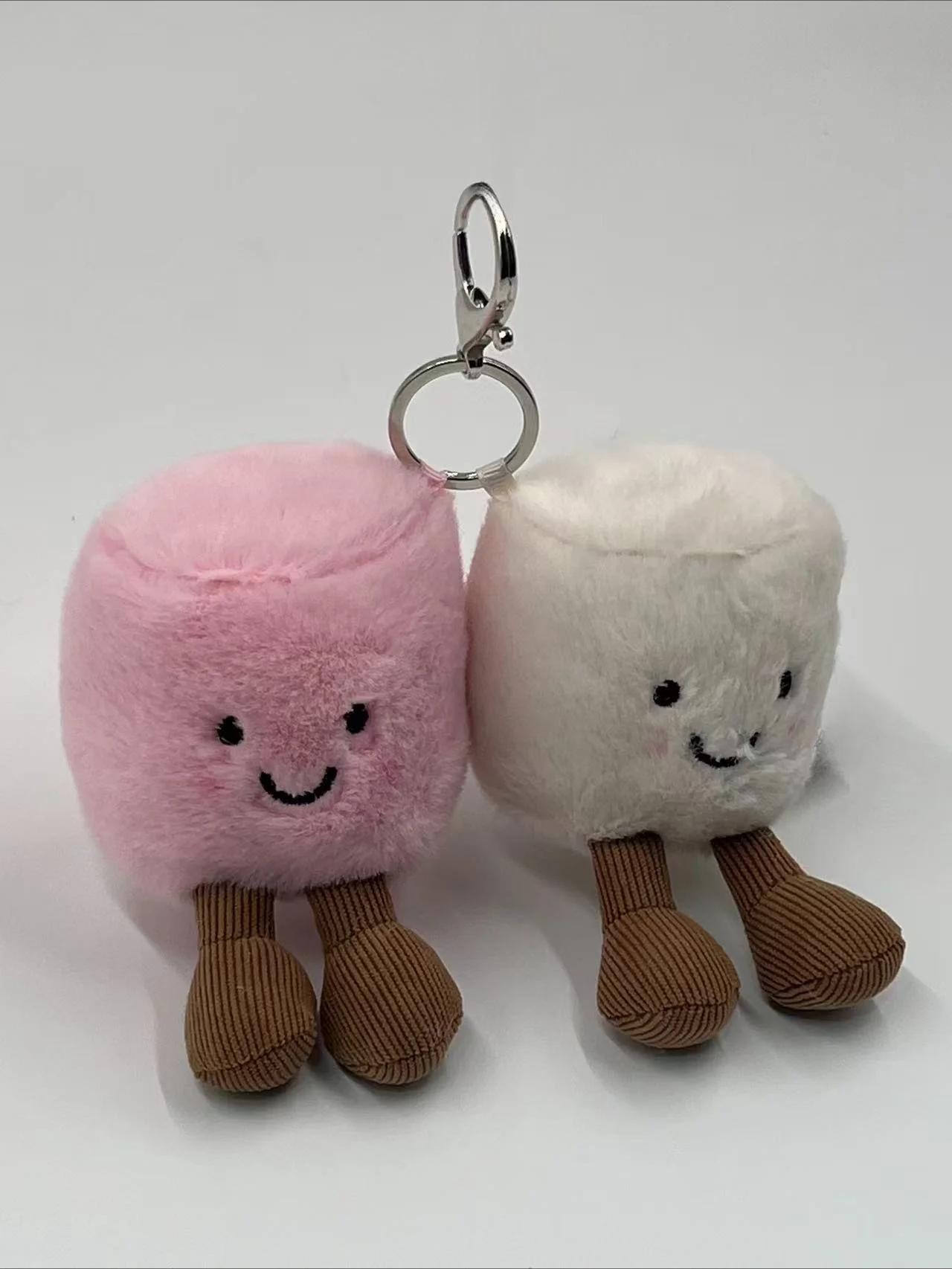 Nuevo amuleto de peluche de la marca J para bolso, accesorio adorable, ideal como regalo de cumpleaños para niñas pequeñas, amuleto para bolso o regalo del Día del Niño