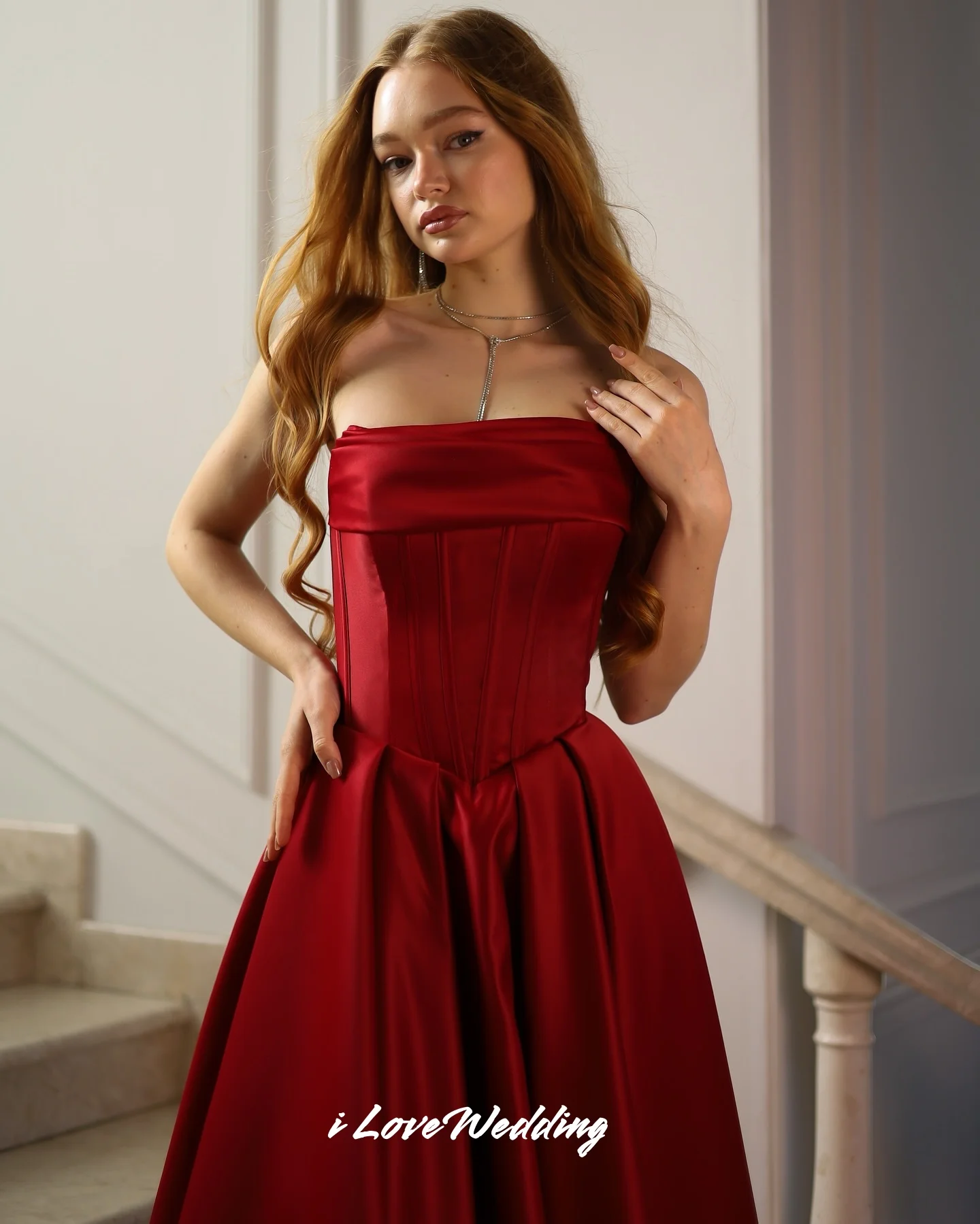 Vestidos de fiesta rojos sin tirantes 2025, vestido de noche de satén sin mangas con cordones, vestido de fiesta de boda plisado hasta el suelo personalizado