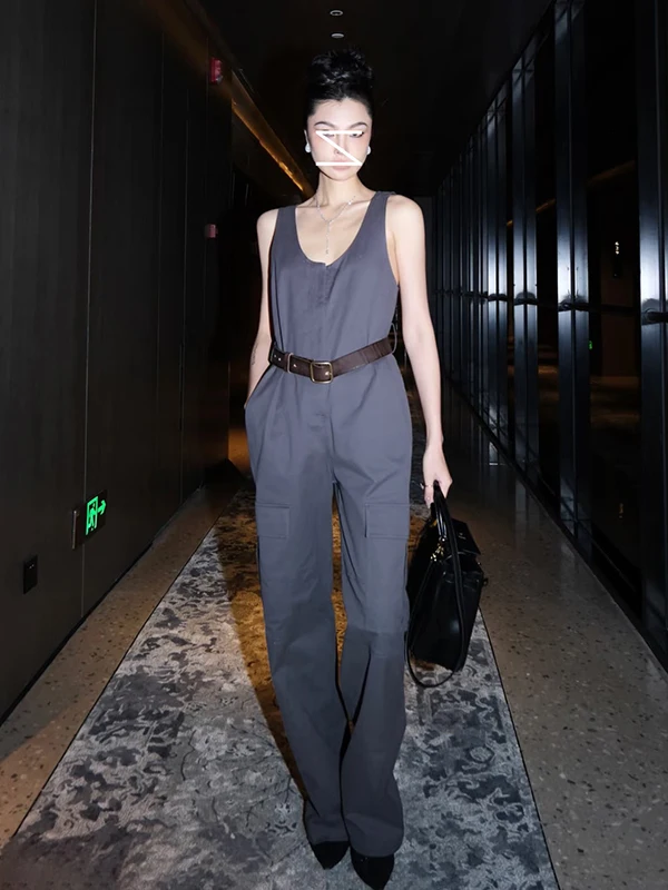 

Ретро-люксовый комбинезон с низкой посадкой, подчеркивающий талию, с широкими штанинами, удлиненный, прямого кроя, из полиэстера.