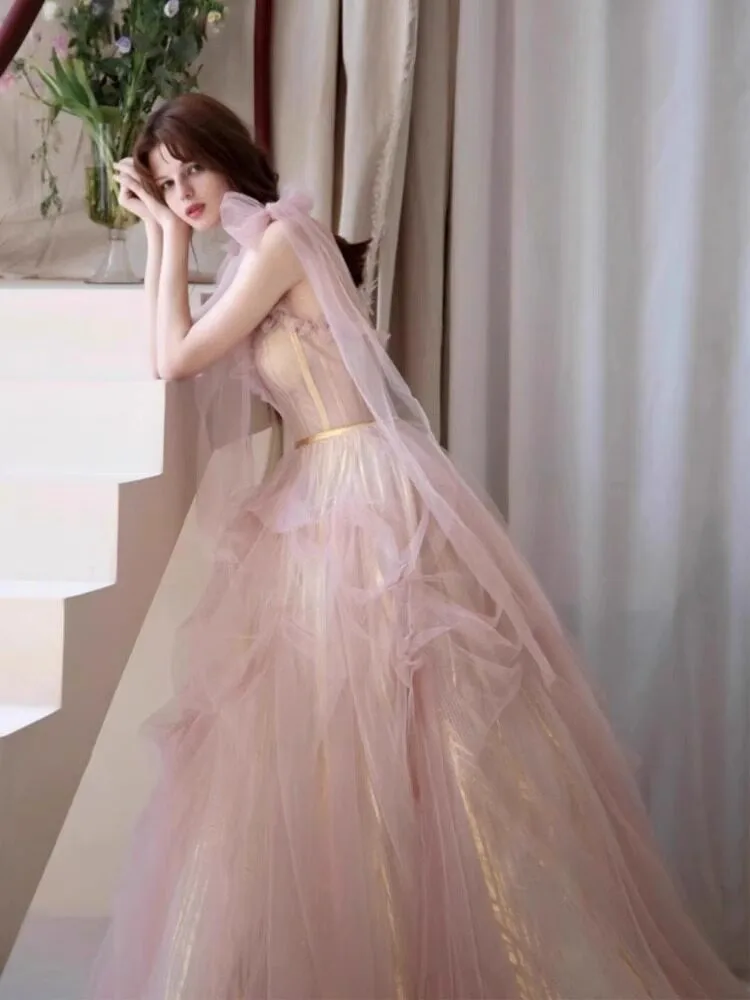 A light luxury and niche cocktail dress for adult banquet hosts