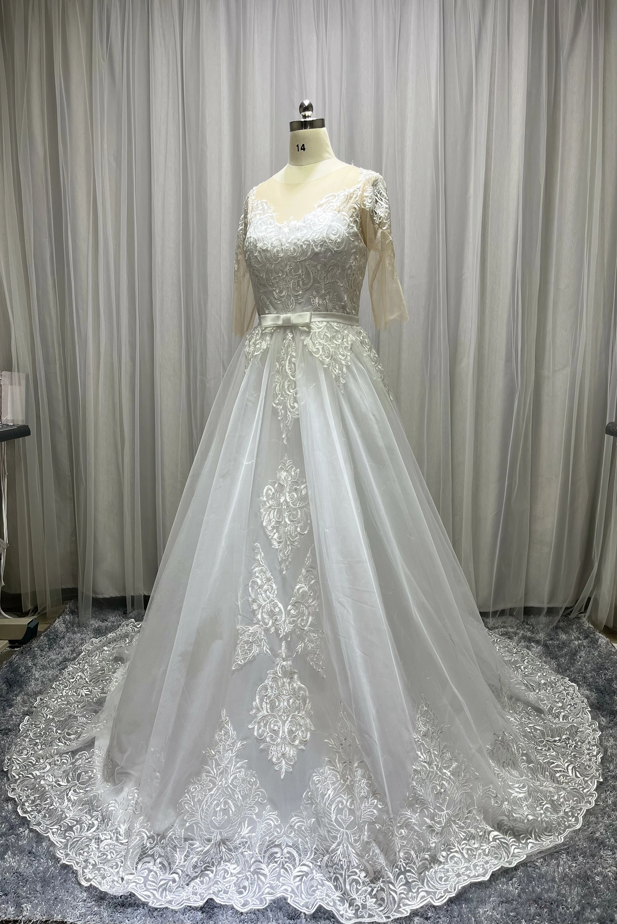 Customized Scoop Neck Ball Gown Wedding Dress Luxury Lace Applique Real Photo Saudi Arabia Bride Dresses Hot Sale