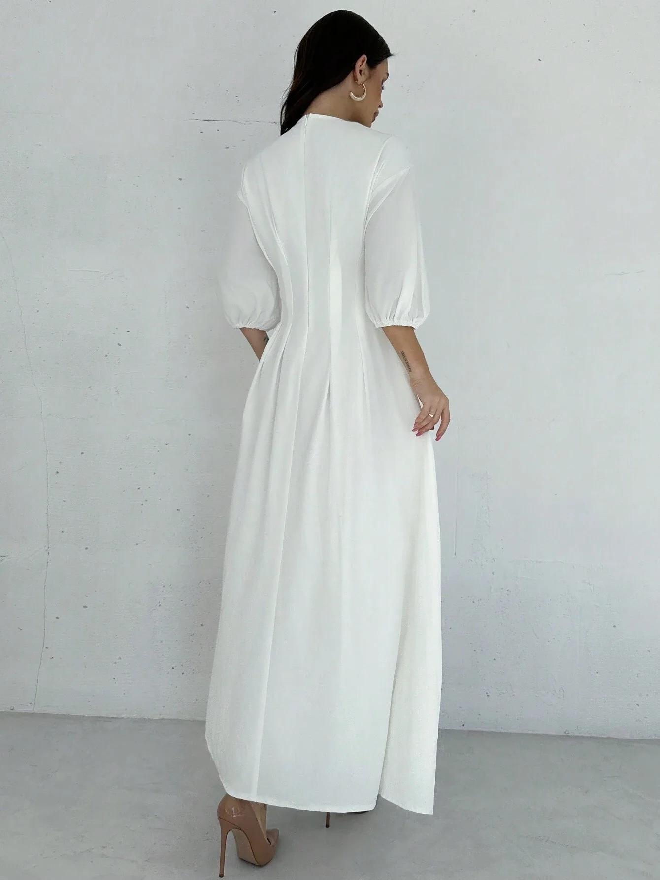 

Элегантное белое платье А-силуэта с V-образным вырезом и рукавами-фонариками, длиной в пол, для офиса, отпуска, свадьбы или в качестве наряда для гостей.