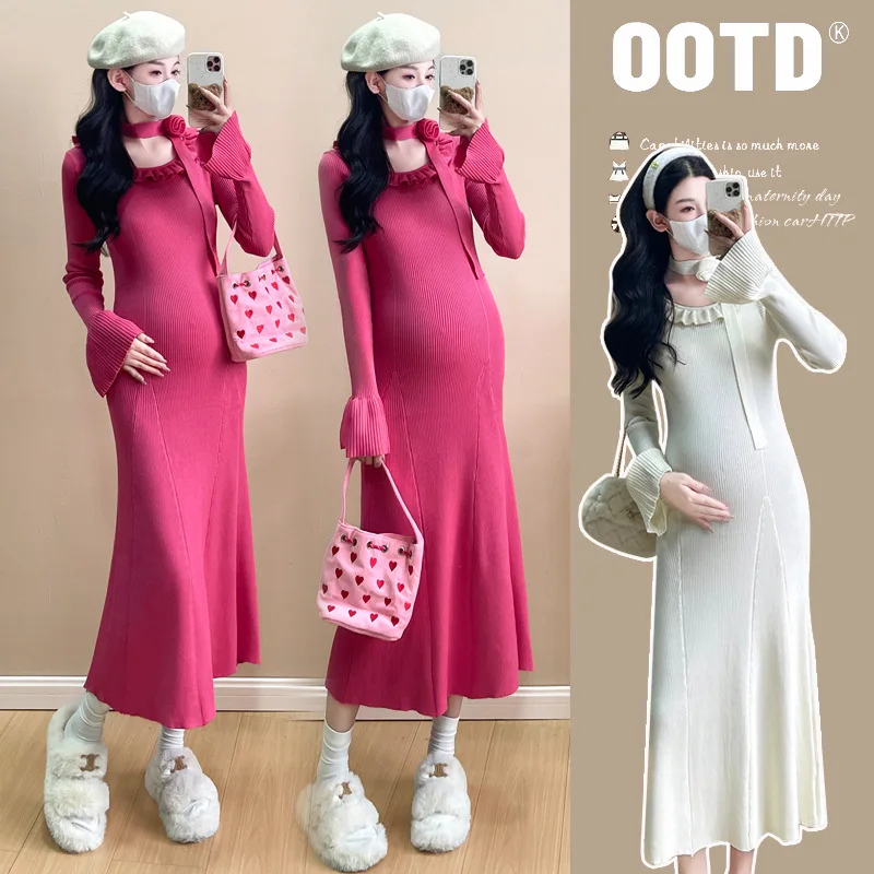 

2025 Designer Pregnancy Winter Dress Sophisticated Mock Neck Flower Detail Thick Knit Mid-Length Elegant Maternity Wear