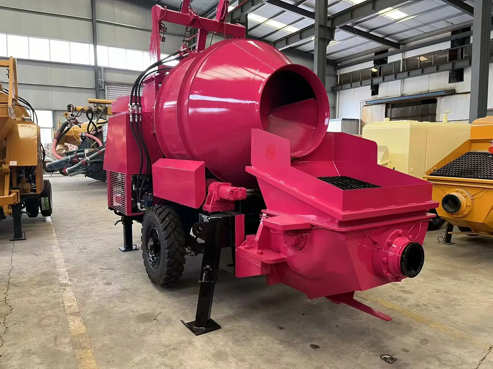 Customized High Working Efficiency Self Loading Concrete Mixer Pump Diesel Engine Trailer Concrete Mixer With Pump With 100m Pip