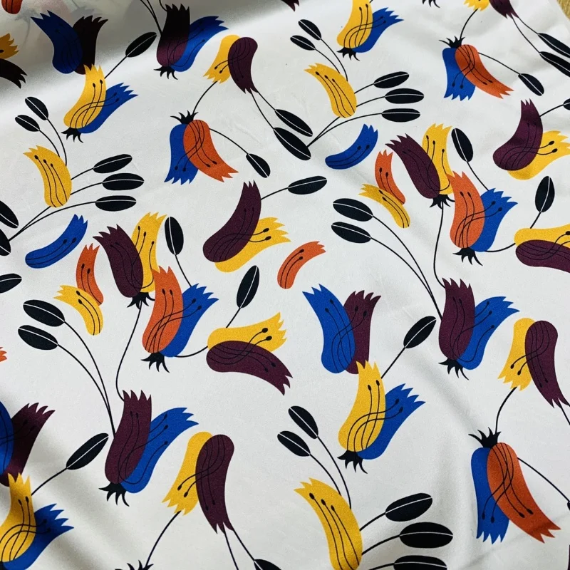 

1 метр, 95% шелк шелковицы, 5% спандекс, 19 momme Charmeuse, шелковая ткань белого цвета с цветочным принтом, ширина 138 см, 54 дюйма, по дворам JX117