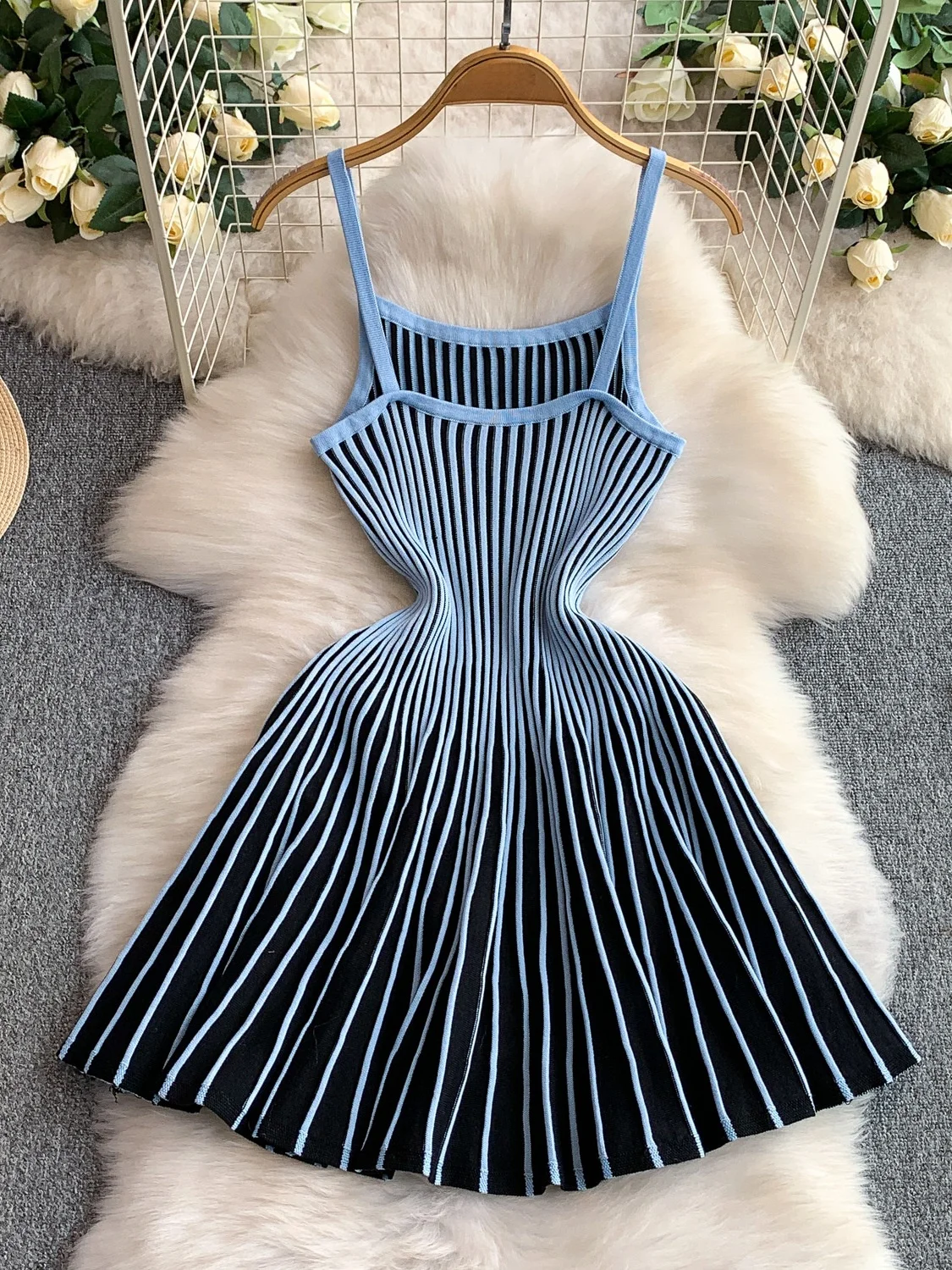 Pure Desire – jupe trapèze tricotée à bretelles pour femmes, taille haute, motif à rayures, effet amincissant, été 2025