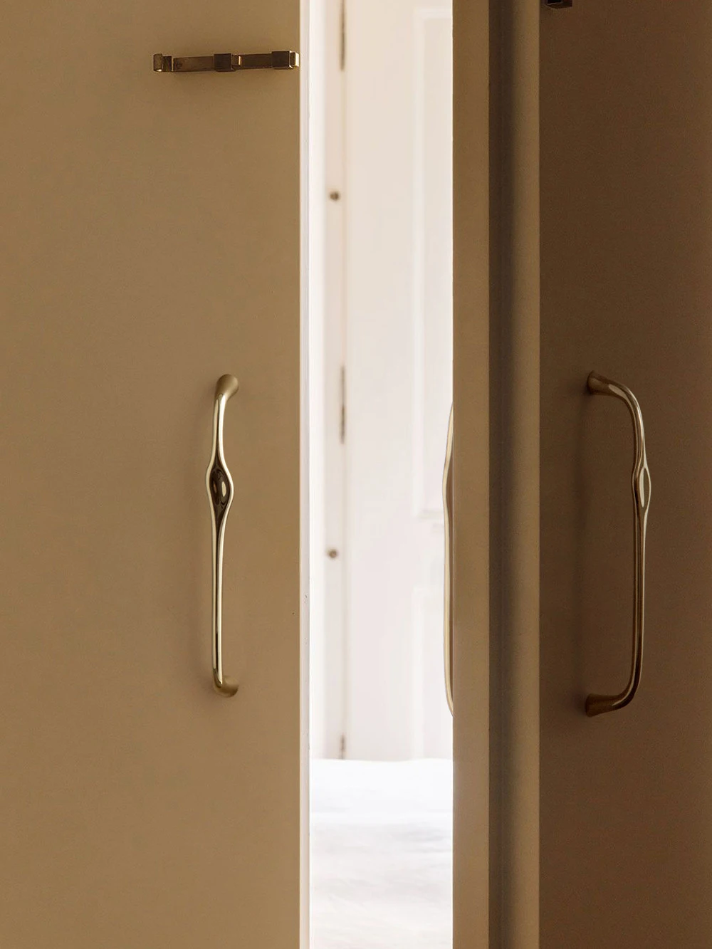 Titanium Silver Curved Cabinet Pulls Elegant Waist Shaped Solid Brass Drawer Handles and Knobs Gloss Silver Flowing Line Handles