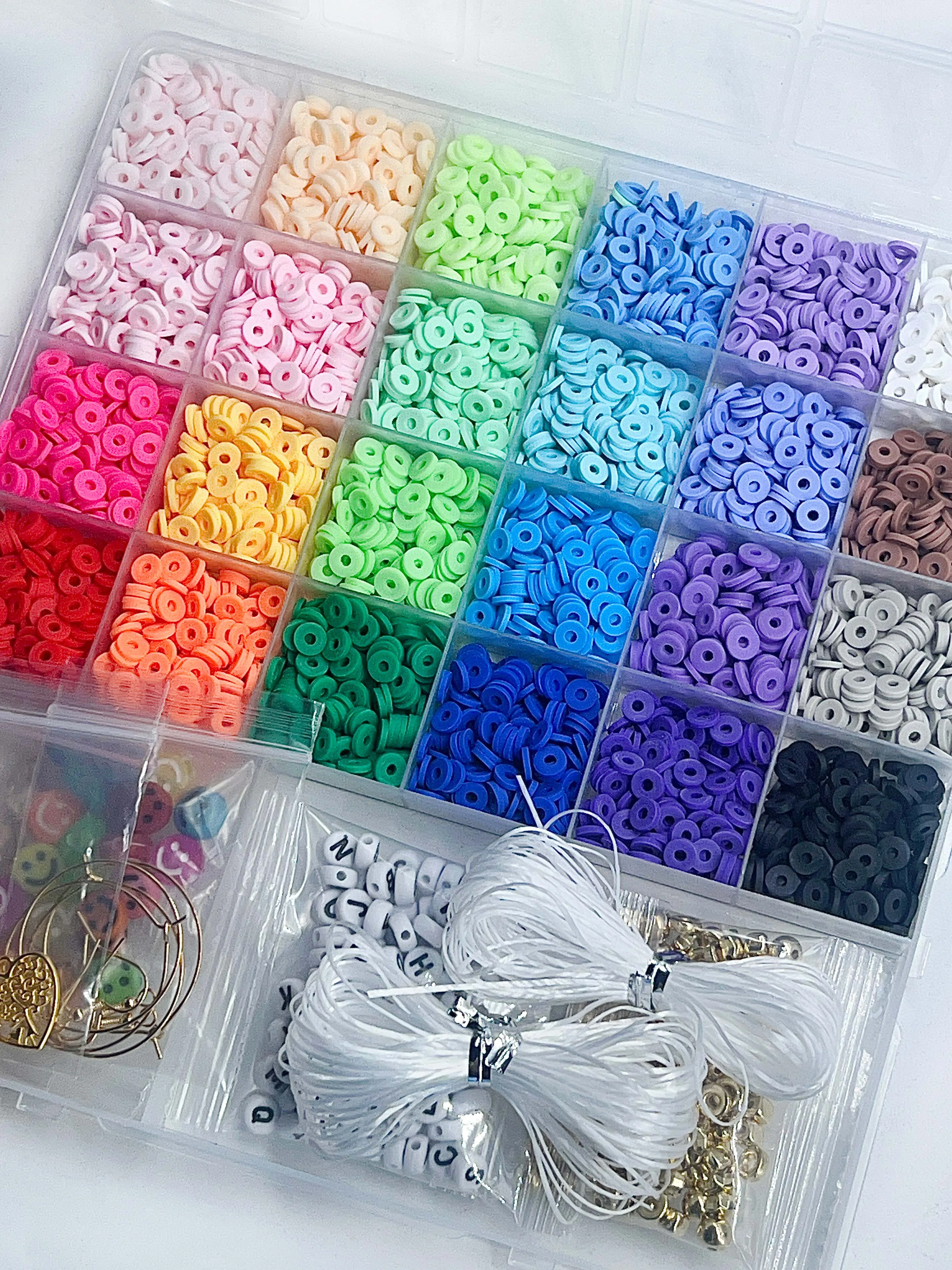 Clay Beads Bracelet Making Kit, 24 Colors Flat Preppy Beads for Friendship Bracelets, Polymer Clay Beads with Charms for Jewelry