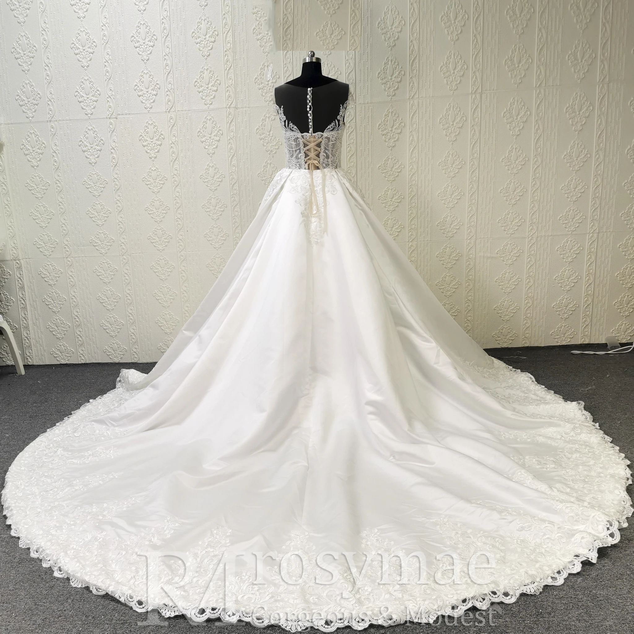 Rosymae Ballkleid-Hochzeitskleid, Spitzenmieder, durchsichtig, herzförmiger Ausschnitt, Flügelärmel, glatter Satinrock, Spitzenapplikationen, Jakobsmuschelsaum