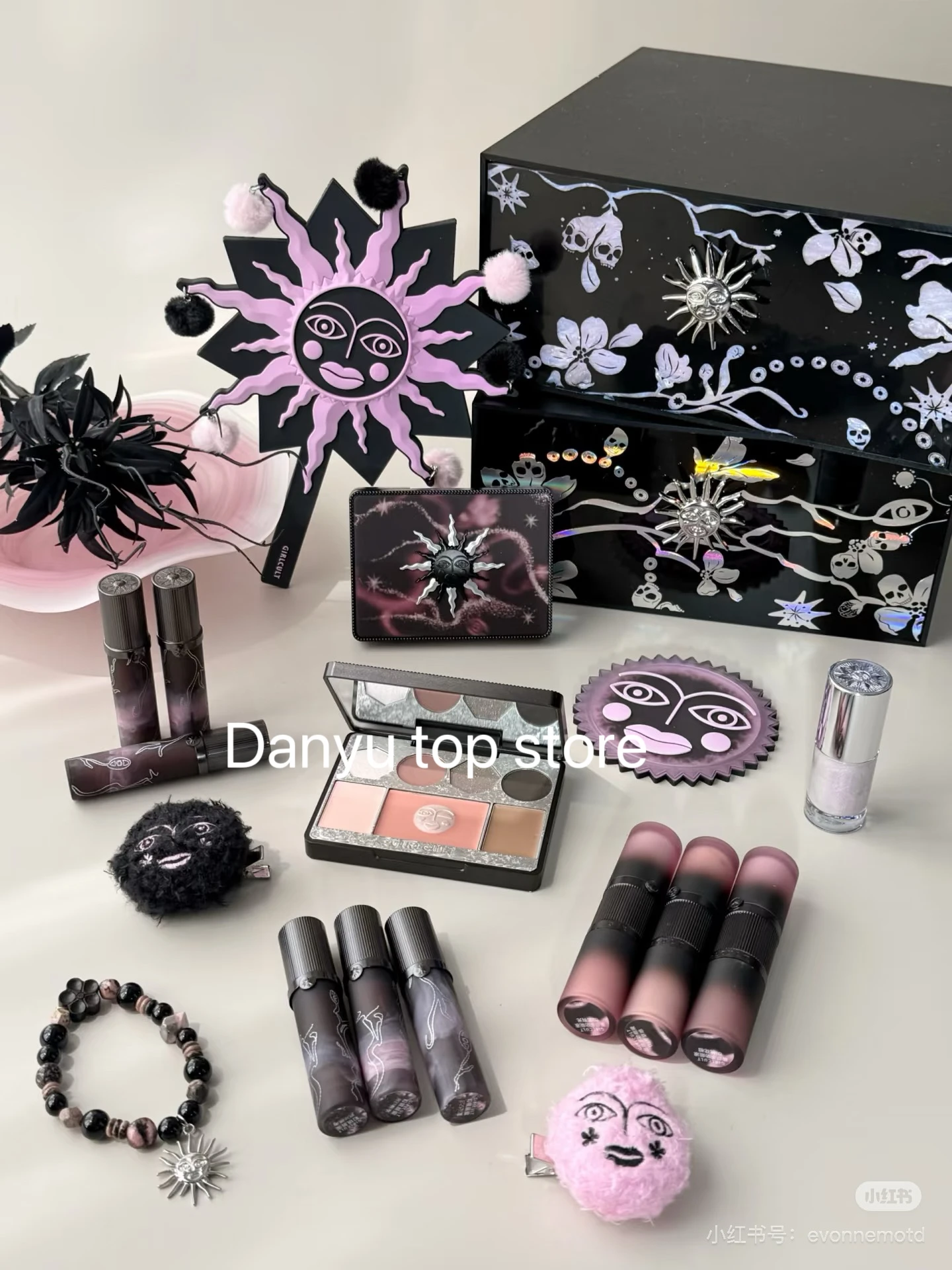 

Girlcult Peach Peach Blossom Spring Allin Gift Box Lip Gloss Eye Shadow Blush Contour Conclear Multi Purpose Plate