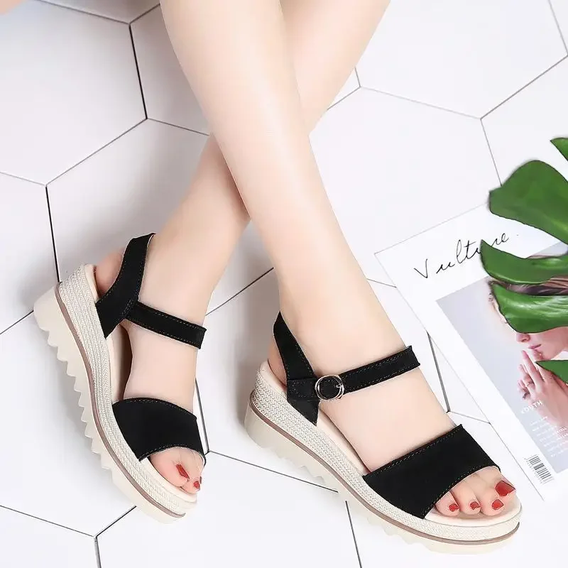 Elegante Luxe Damessandalen Zomer Nieuwe Sleehak Sandalen Echt Lederen Plateaustrandsandalen Voor Dames