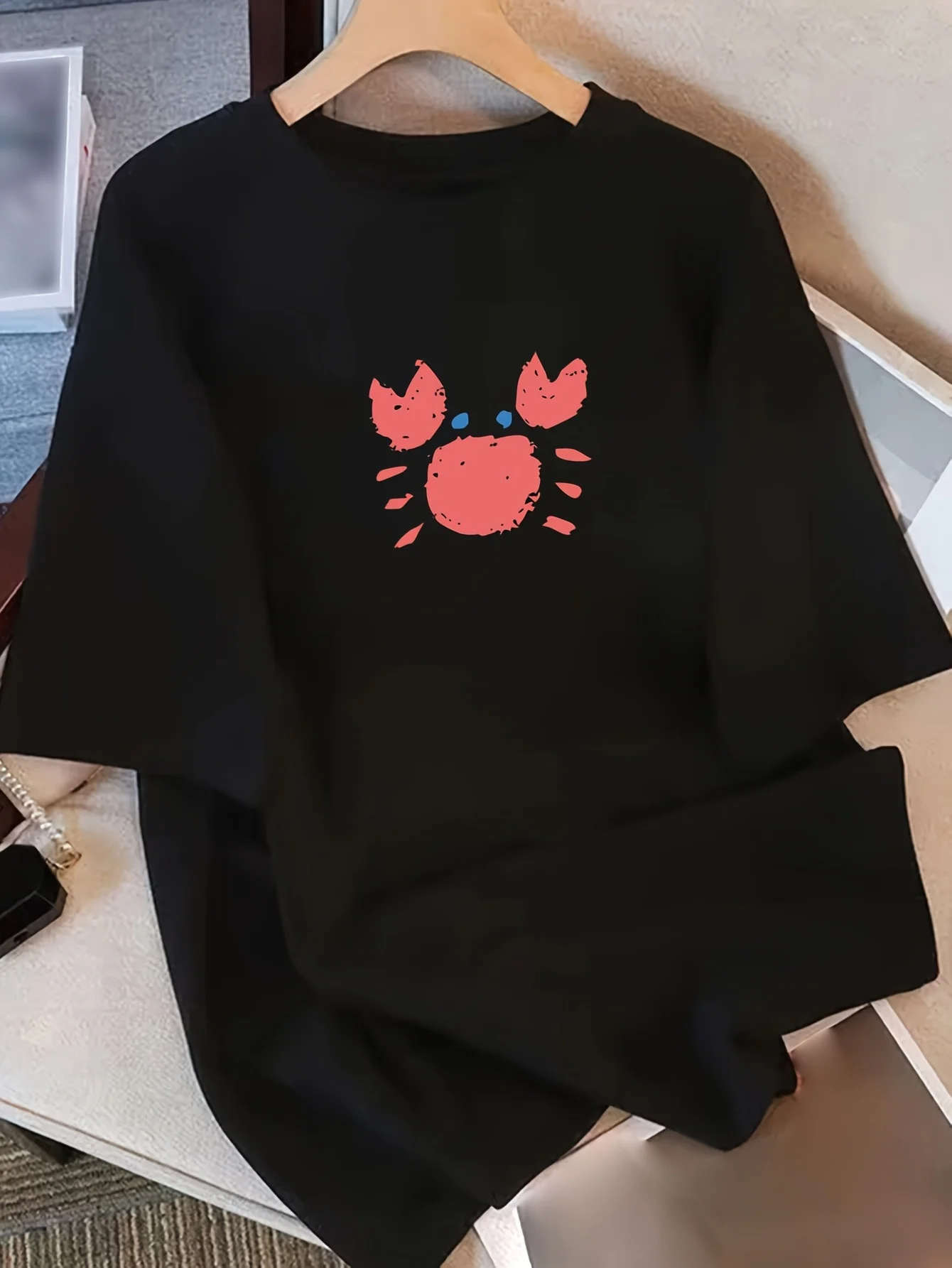 Camiseta estilo negro con cuello redondo, Top informal transpirable, camisetas gráficas con estampado de cangrejo, ropa de calle Vintage de verano para mujer
