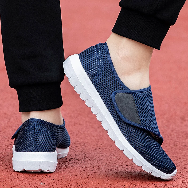 

Новая летняя прогулочная спортивная обувь для мужской повседневной одежды, с ультралегкой сетчатой мягкой подошвой и противоскользящими свойствами