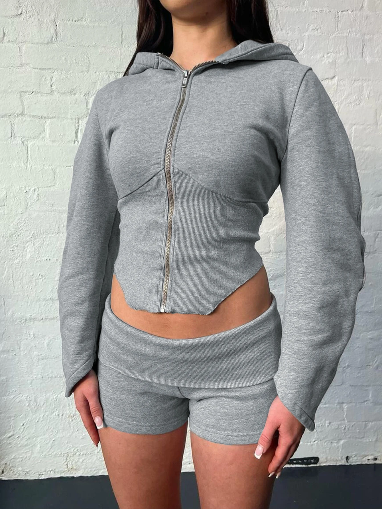 ชุดเซ็ตเสื้อฮู้ดแขนยาวทรงเข้ารูปมีซิปและกางเกงขาสั้นเข้าชุด สไตล์ลำลองสีพื้น สำหรับฤดูใบไม้ร่วง แบรนด์ดูลซูรา เหมาะสำหรับงานปาร์ตี้และสตรีทแวร์