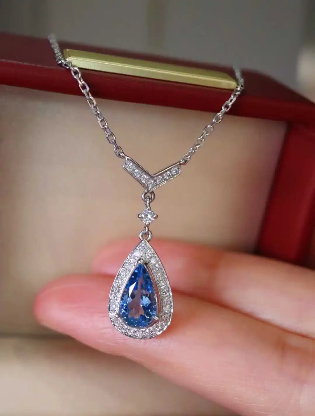 

Современная классическая подвеска с аквамарином 0,98 карата, безупречная огранка-капля, платиновая оправа Pt950, сопровождаемая в лаборатории бриллиантов