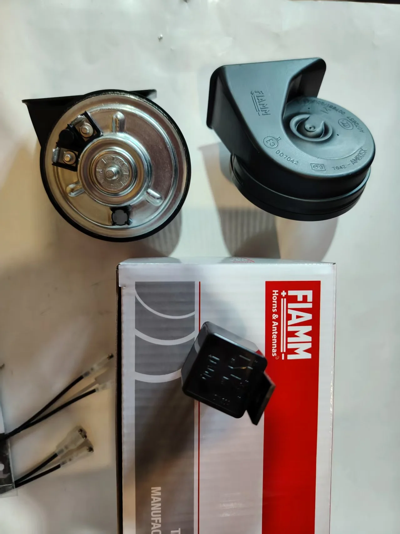 2 Bocinas Universales Tipo Caracol FIAMM AM80SX+ con Relé de 12V para Autos