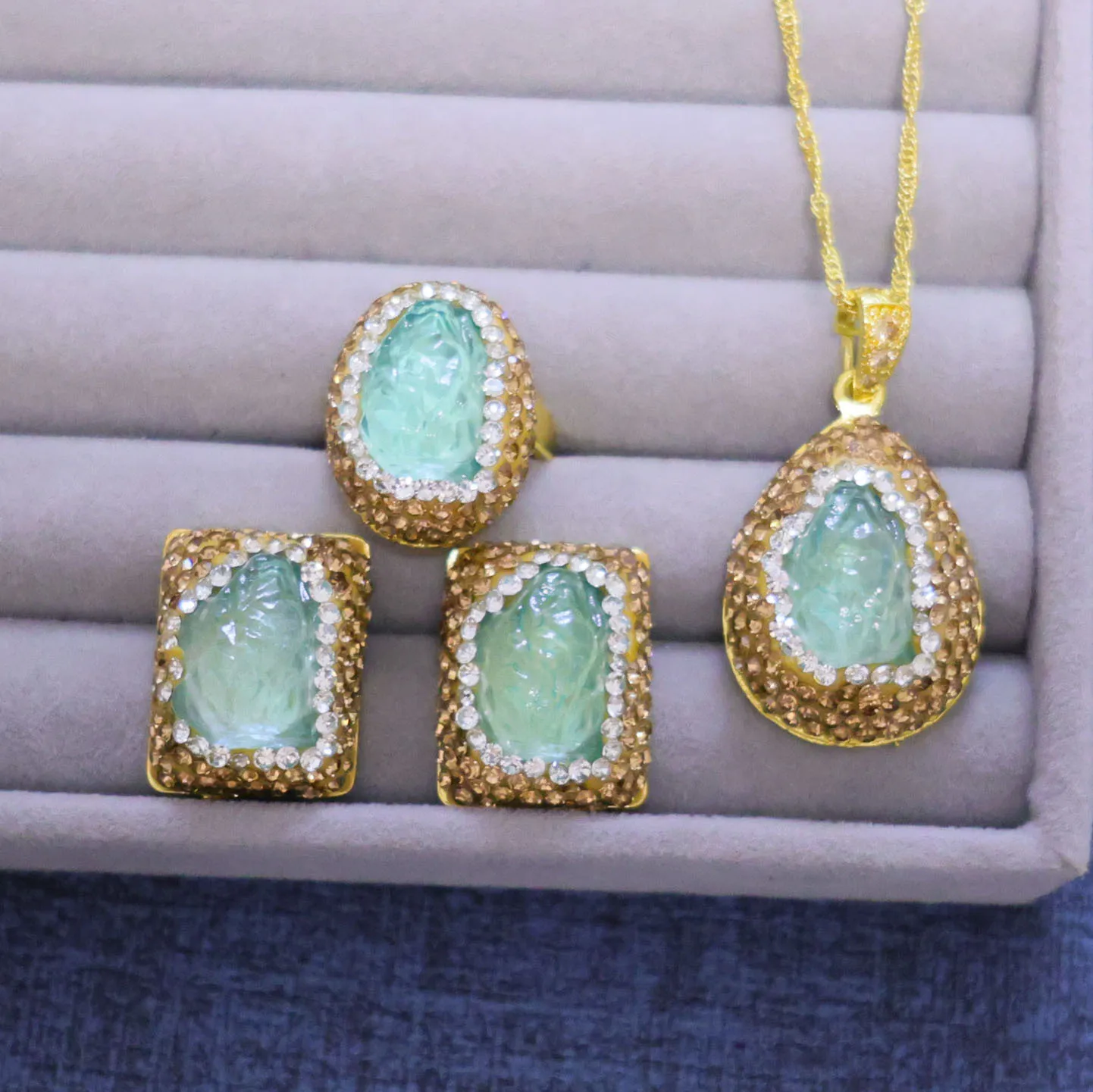 

Новый комплект ювелирных украшений из трех предметов с полудрагоценными камнями, глиняными элементами и имитацией бриллиантов, европейско-американский стиль, с сохранением цвета, гальваническое покрытие 14k.