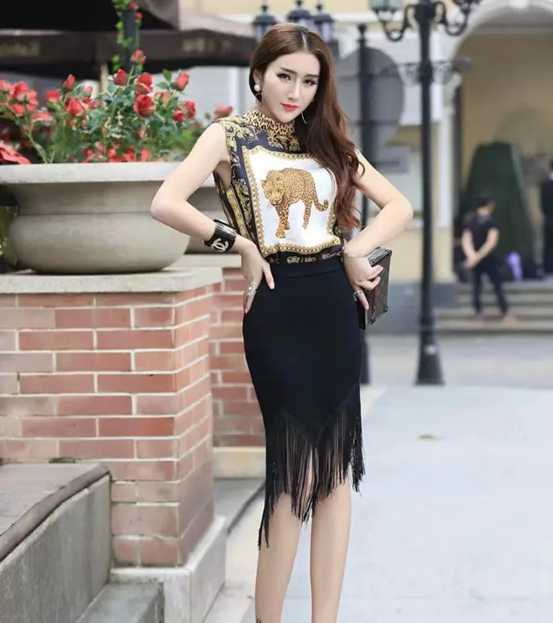 Mezza gonna leggera e matura con giunture a vento e nappe, a vita alta, irregolare, sottile, sexy, con pacchetto sui fianchi, gonna nera