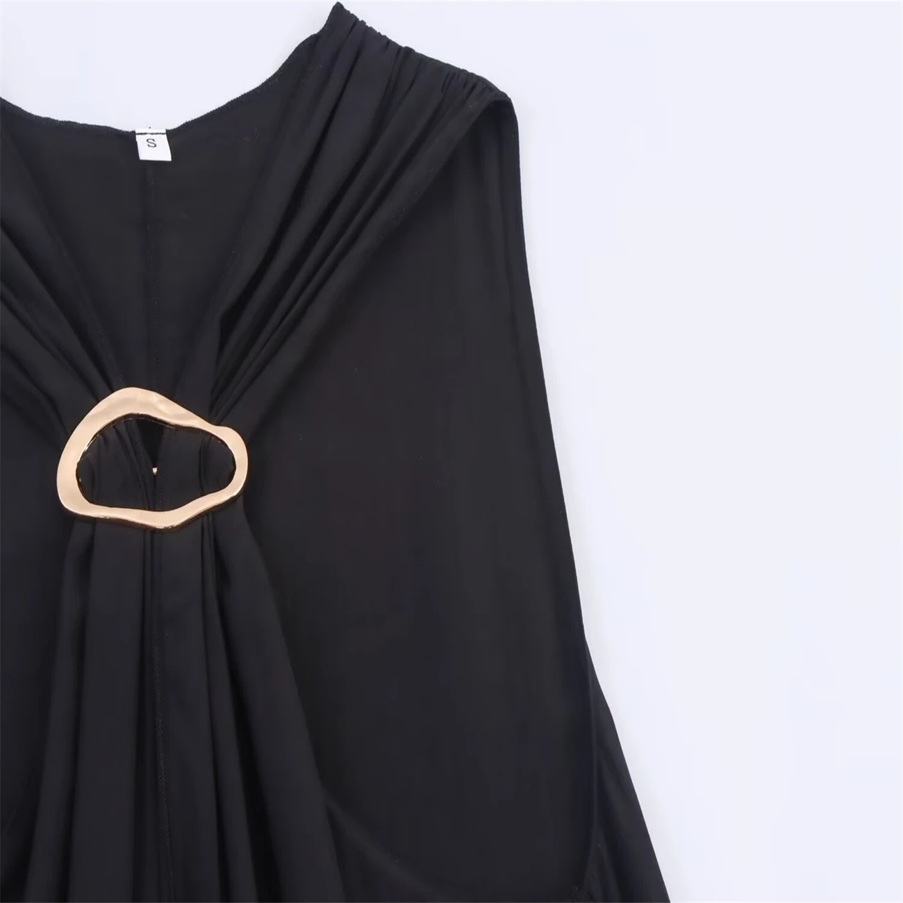 قميص نسائي كاجوال هالتر مع بروش وياقة عنق موضة 2025 تصميم جديد