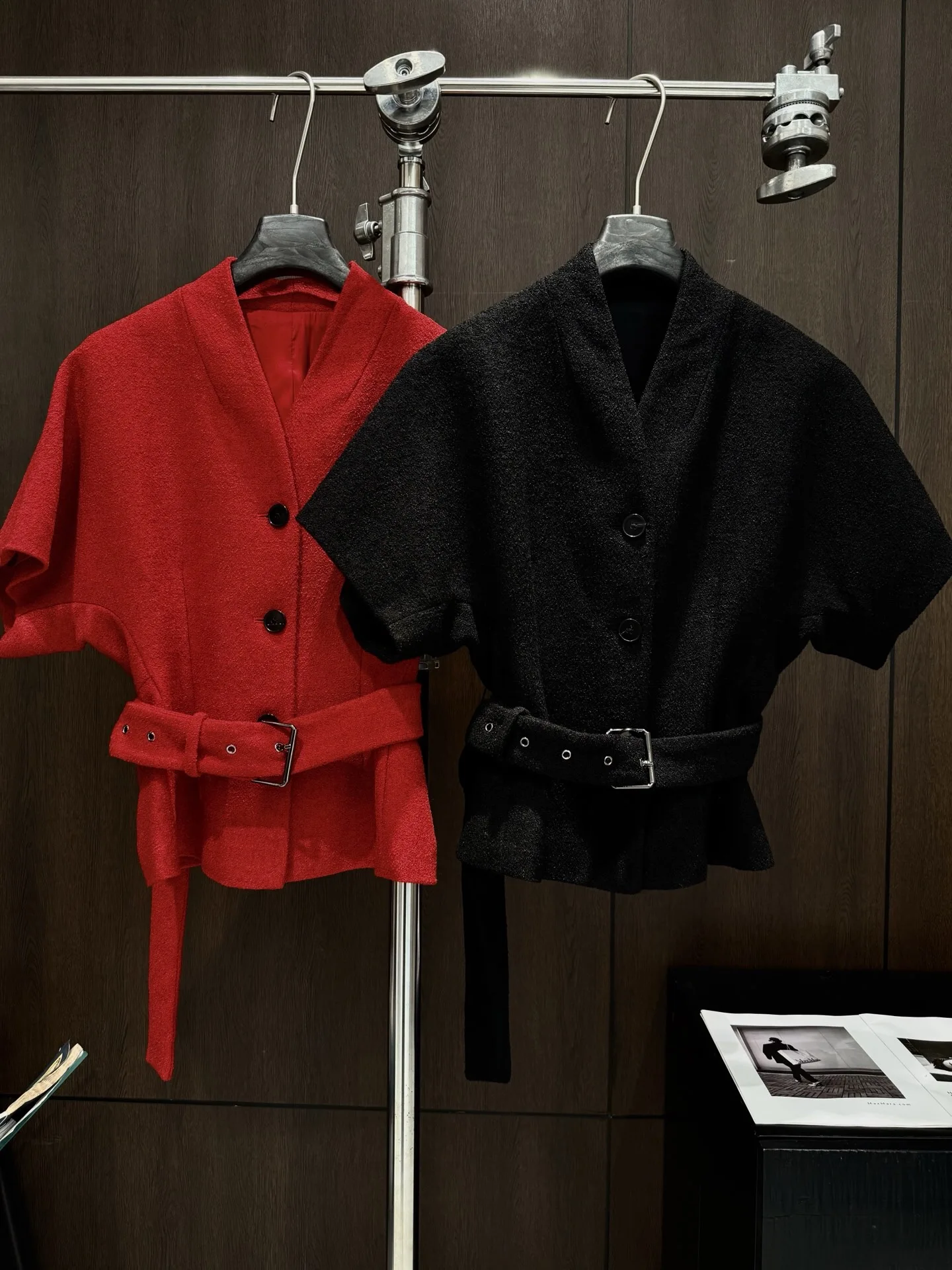 Luxury Wool Blend Short Sleeve Jacket Women Belted Chic V-Neck Elegant Runway Peplum Coat Autumn Designer Black Red Outerwear