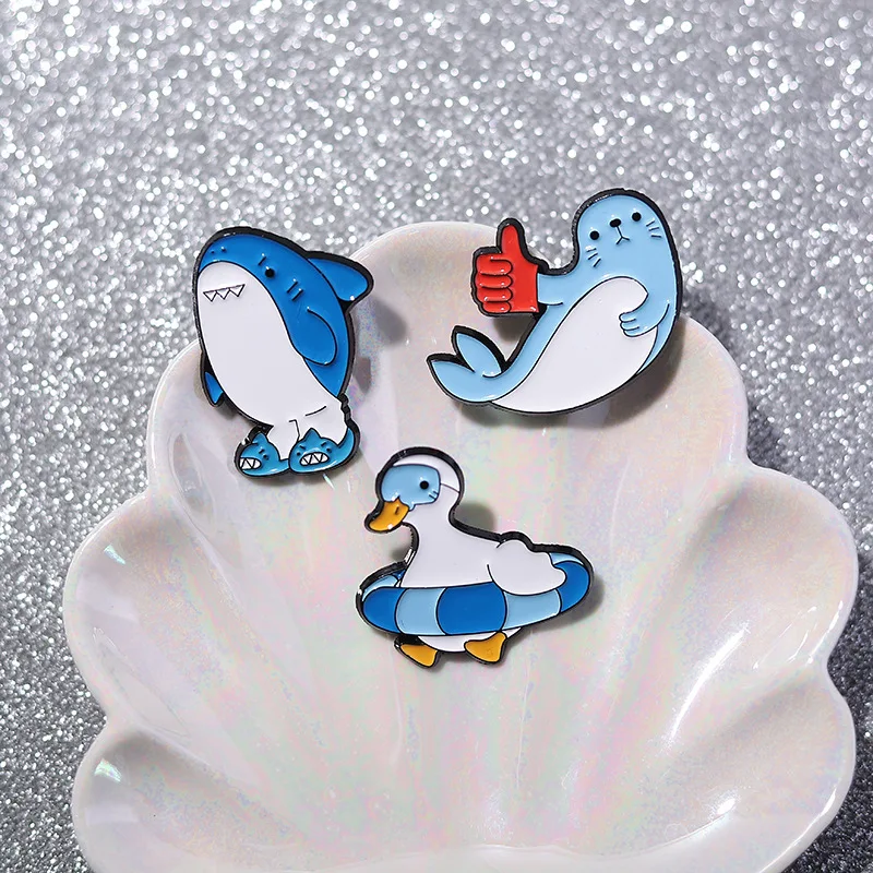 حسن الحظ فاتنة، شكرا لك التالي الحروف الإبداعية دبابيس السحالي الكرتونية، أسماك القرش، بطة السباحة، الشفاه الحمراء، شارات طية صدر السترة لشرب الجويد