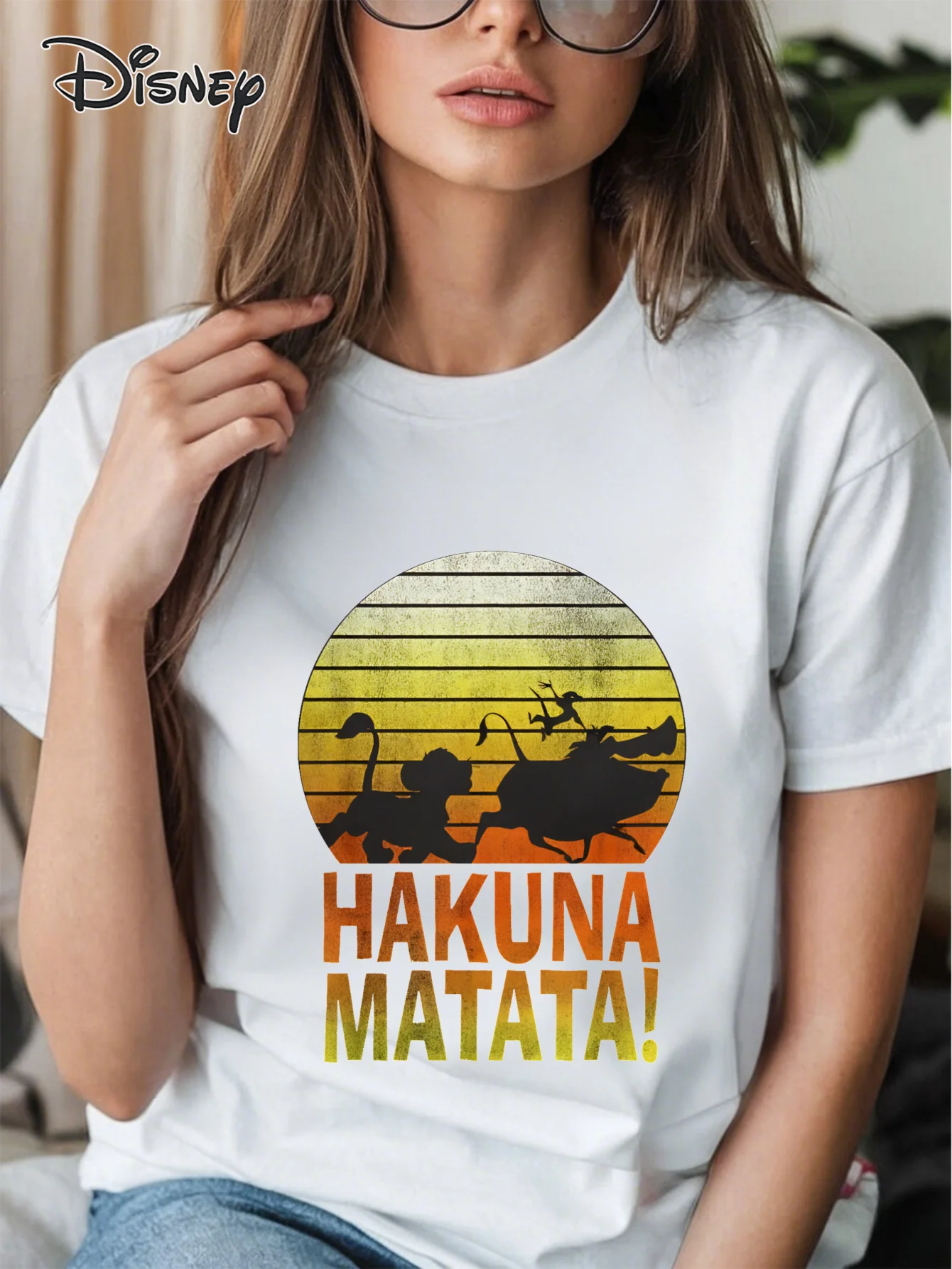 تي شيرت نسائي أبيض بأكمام قصيرة من Disney Lion King - رسومات Hakuna Matata Timon-Pecker، رقبة دائرية ناعمة