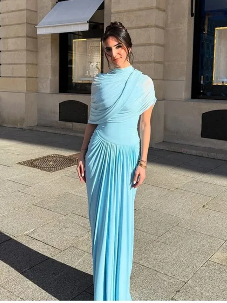 Elegancka sukienka maxi z marszczeniami, asymetryczna, letnia, jasnoniebieska, wyszczuplająca, jasnoniebieska sukienka na imprezę, kobieca, szykowna, wieczorowa, na studniówkę.