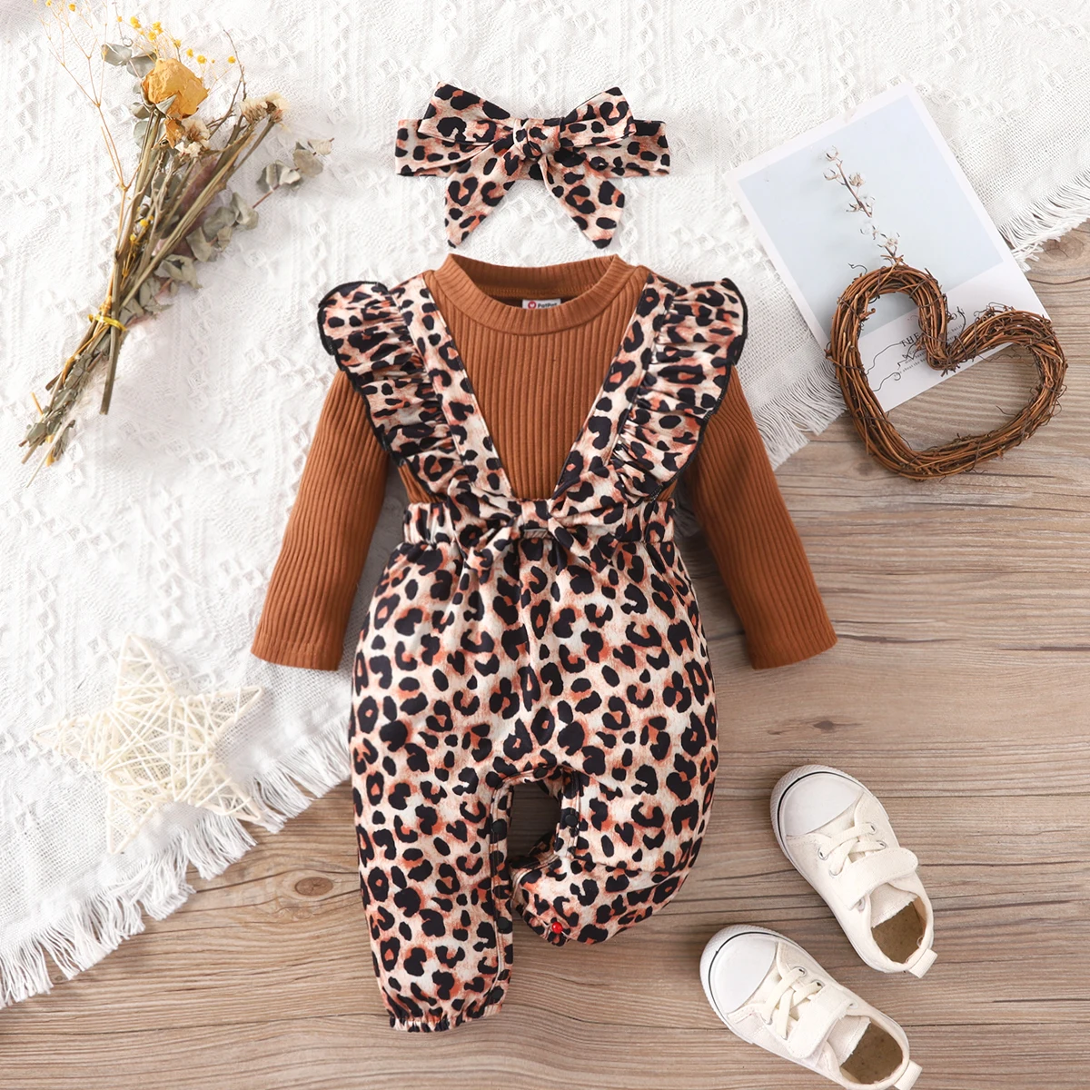 

PatPat 2pcs Baby Girl Leopard Print Ruffle Trim Bow Decor Spliced Solid Ribbed Long-sleeve Jumpsuit with Headband Set